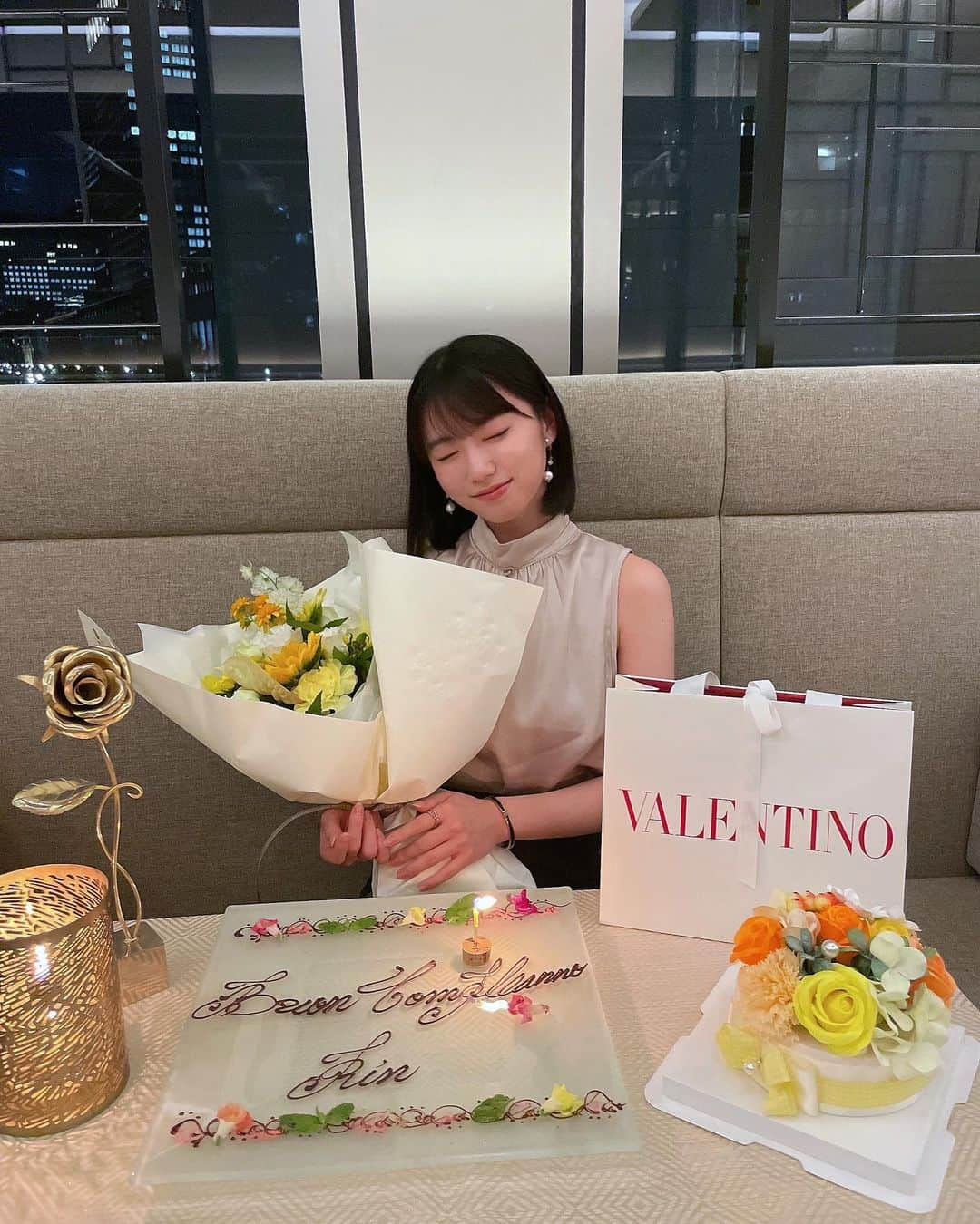 涼掛凛さんのインスタグラム写真 - (涼掛凛Instagram)「家族とのお誕生日ディナー！ 素敵なお店でどきどきしました…🥂 お誕生日月、たくさん幸せを実感したので恩返しできるようがんばります  . . . . . . #salonetokyo #サローネトウキョウ #birthday #お誕生日ディナー #誕生日ディナー #バースデープレート」8月5日 22時00分 - rin_suzukake