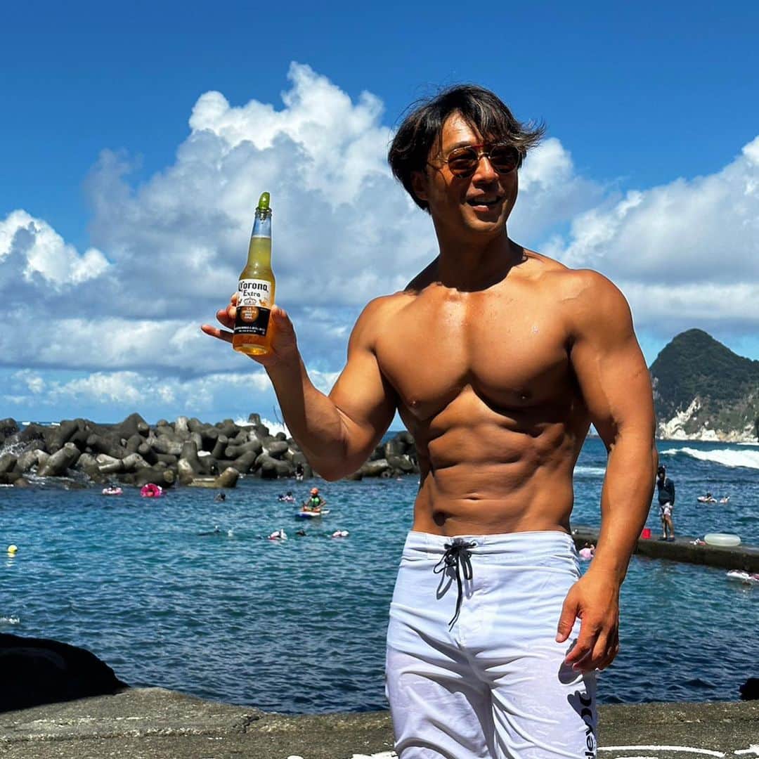 のインスタグラム：「友達にプロのスタイリストさんがいていろいろセッティングしてくれたよ。  コロナのCM待ってます😆  ps まだ天気は大丈夫。  MEN'S DIET筋トレチャンネル @mens_diet   #ボディーコーディネーターyoshi #メンズダイエット #ナチュラルトレーニー #ナチュラルビルダー #ドラッグフリートレーニー #アンチドーピング #フィジーク #フィジーカー #ボディビル #ボディビルダー #腹筋　#腹筋トレ　#腹筋トレーニング #胸トレ #胸トレメニュー #筋トレダイエット #筋トレ #大胸筋 #大胸筋エクササイズ #腹筋　#肩トレ　#有酸素運動 #chest #chestworkout #muscle #workout #workoutmotivation #fittness #drugfree #drugfreetrainer」