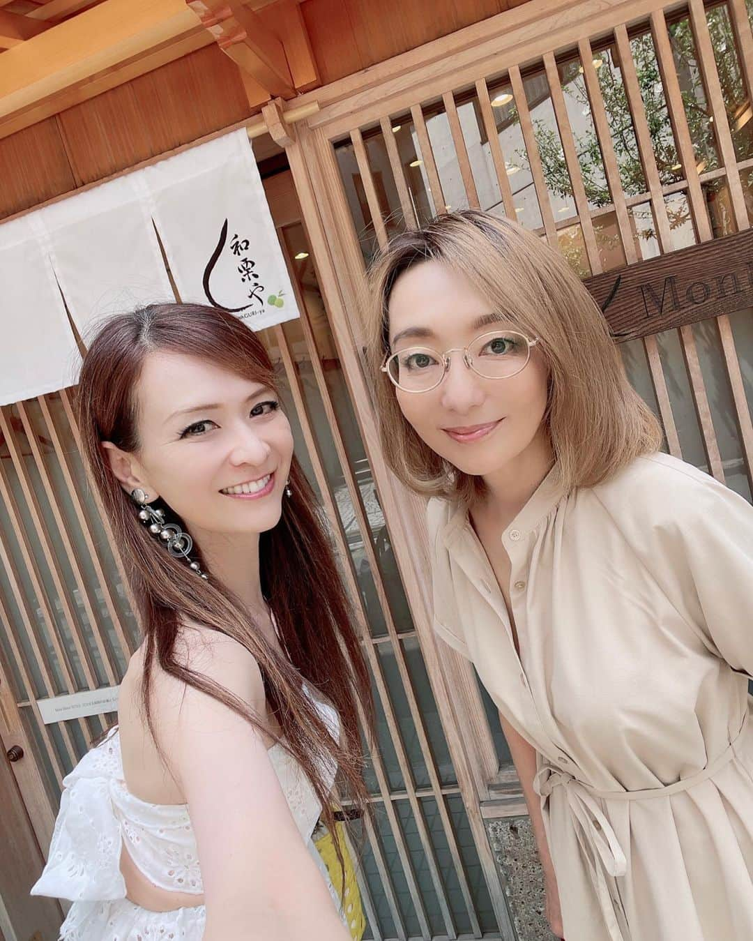 里井真由美さんのインスタグラム写真 - (里井真由美Instagram)「栗活　モン活〜　🌰  毎月のお楽しみ💛会員制　「和栗サロンHITOMALU 」にて。  今月は「パフェ部」パフェがメインのフルコースでございます〜🌰  @waguriya  @montblancstyle   茨城県が誇る　小室園さんの厳選ほうじ茶と共に頂いております〜  @komuroen.okukujicha   🍑山梨県甲州市直送の『完熟桃』🍑 少量のお砂糖だけで仕上げられた果肉100％のゼリータイプのシャーベットとともに♡  栗人　竿代さんの、茨城県笠間産 厳選和栗『モンブランクリーム』をしぼりたて〜  ほんっと和栗クリームそのものがおいしいので、まずはトップの和栗モンブランだけを頂き、、  「追いモンブランクリーム」して頂いてからパフェとして、ずずずぃっとスプーンを下まで入れちゃいます🌰🙌  ゼリーと桃とアイスとアクセントにワイルドブルーベリー♡ おいしぃ〜😆🌰💛  和栗シェイクや和栗と バター焼き菓子もおいしい　幸せ〜🤎💛  9月は和栗の収穫でこちらはお休みなので 谷中の本店や、上野店に通おうっと。  またご紹介しますね！  。。。  暑いですね 体調お気をつけて楽しい週末を お過ごし下さいね〜🤍  。。。  #chestnuts #montblanc#栗子糖果 #モンブラン#モン活#栗活#밤 스위트 #栗#栗スイーツ#和栗#栗好き#밤#板栗 #断面モンブラン#蛋糕#断面フェチ#栗子蛋糕   #和栗や#hitomalu#和栗好き #栗🌰  #里井真由美#フードジャーナリスト里井真由美#さといいね#ありが糖運動#japan#japanesegirl#japanese」8月5日 12時43分 - mayumi.satoi