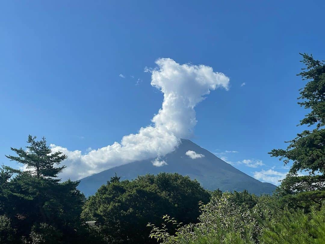 藤沢久美のインスタグラム：「今朝の富士山には龍が乗っているようでした。  #やまなし #富士山 #mtfuji」