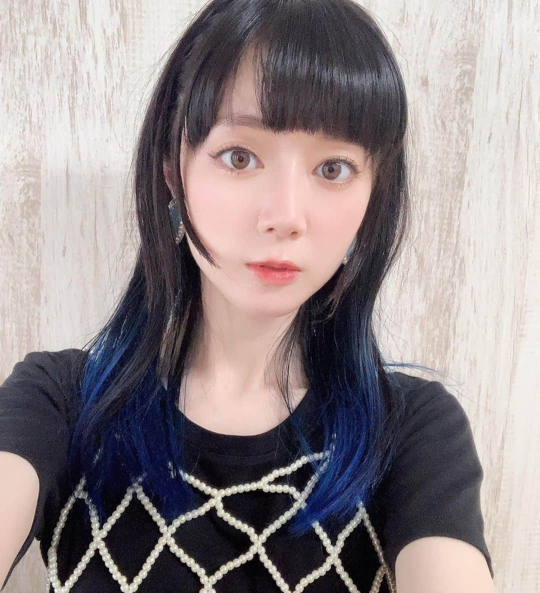 工藤晴香のインスタグラム：「髪切った！ NewJeansみたいにして〜〜♡って美容師さんにお願いした私は34歳。  レイヤーウルフカット！楽だ。 髪の毛乾くの早い。 あとLIVEに向けてインナーに緑のせたんだけど、土台の青が強すぎて紫っぽくなった。これはこれで好き！  #レイヤーカット #layerhaircut  #インナーカラー #innercolor  #ハニちゃんヘア」