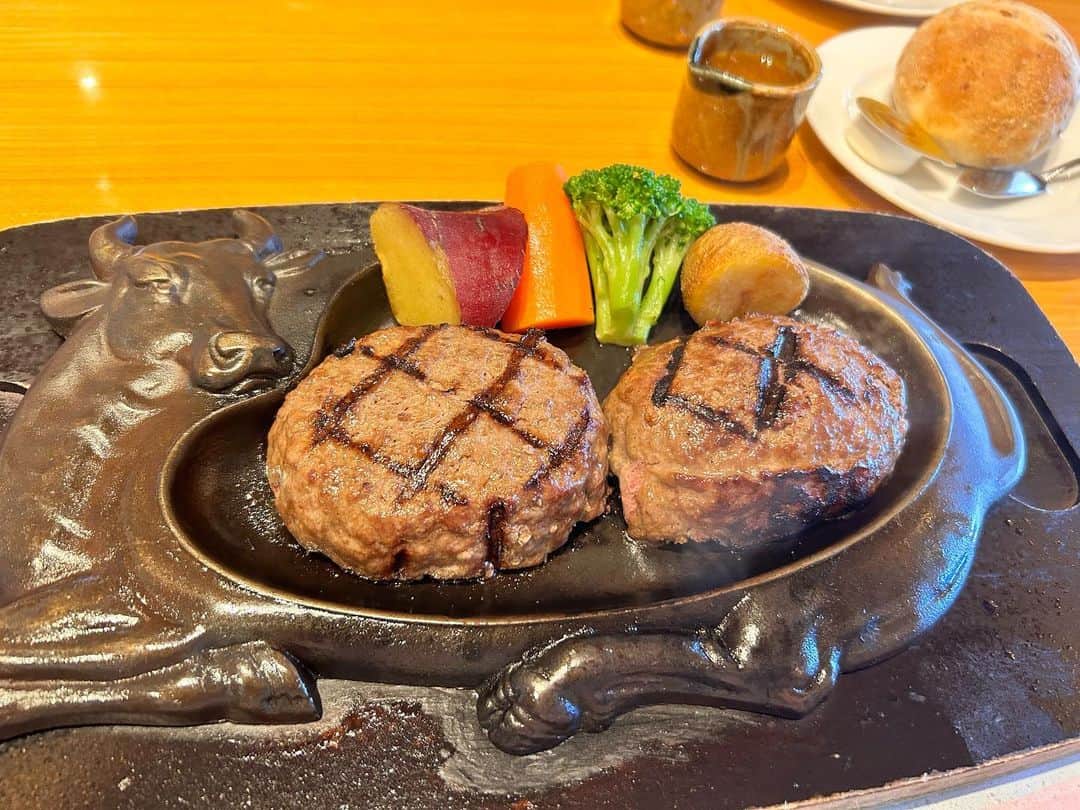 長江里加のインスタグラム：「🐮 念願のさわやか🥹 ゲンコツサイズでいってやったぜ パンについてきたバターと胡椒をかけたら めちゃ美味かった！！！！ それをパンに挟んで食べた！！！！！ 美味しく食べる天才！！！！！！」
