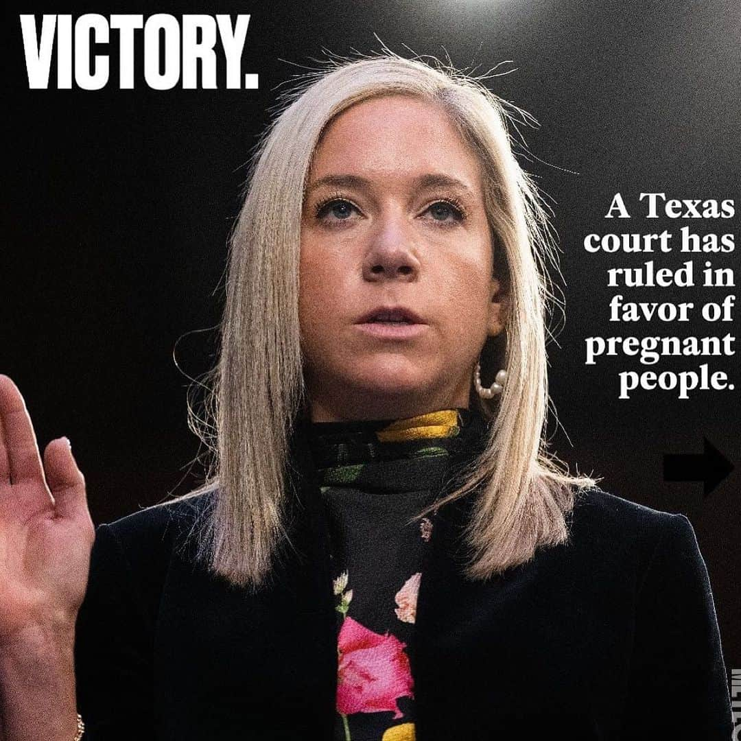 アマンダ・デ・カディネットのインスタグラム：「Repost from @themeteor • Tonight a Texas judge ruled in favor of 15 plaintiffs in the groundbreaking Zurawski vs. Texas—the first lawsuit brought by patients against a state which denied their abortion rights since the Supreme Court overturned Roe v. Wade.  The decision, issued by Judge Jessica Mangrum, is sure to be challenged, but it temporarily protects doctors who provide abortions to patients whose pregnancies will not survive. Judge Mangrum also found Texas’s original abortion ban, SB8, unconstitutional. “Now people don’t have to be pregnant and scared in Texas anymore,” lead plaintiff Amanda Zurawski, above, said today.   Grateful to the plaintiffs in this case—and to @reprorights for fighting it.」