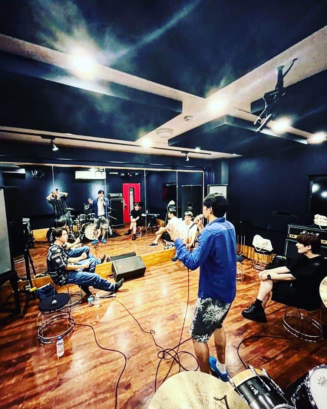 山本佳志のインスタグラム：「Vocal Lesson I I I I I なんかいい雰囲気で好きな写真 1人足りないけど🙏笑 #show_wa #matsuri #昭和歌謡」