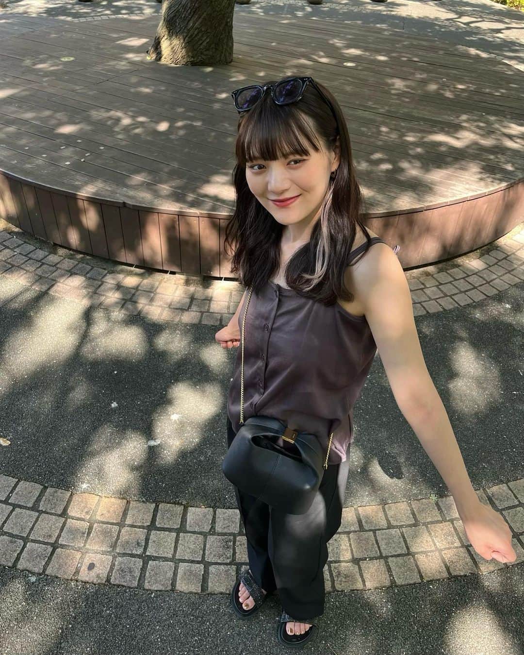 木村なつみのインスタグラム：「暑すぎて溶けそうだよね~~ 珍しくお昼に投稿📝 インナーエクステつけてもらいました！ @risel_samon   eyewear @nativesonseyewear  tops @ohotoro_official  slacks @natsumikimura_official  bag @polene_paris  shoes @zara」