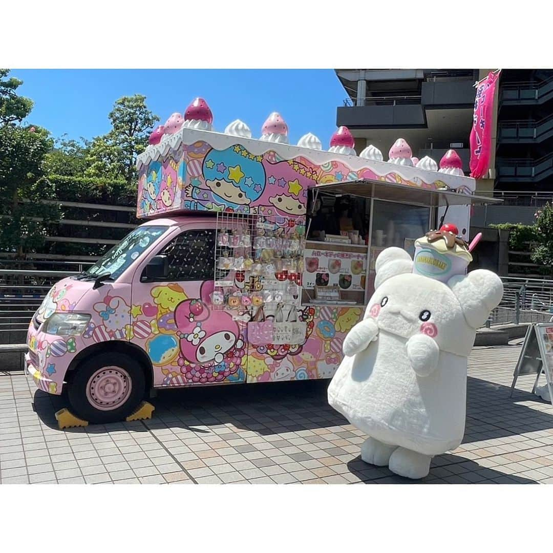 みなとみらい東急スクエアさんのインスタグラム写真 - (みなとみらい東急スクエアInstagram)「. 本日8/5(土)と明日8/6(日)の2日間、サンリオの新キャラクター「はなまるおばけ」が、クイーンズスクエア横浜・クイーンズパークをお散歩しに来てくれます⭐︎ クイーンズパークには、カフェワゴン「はなまるおばけ号」も登場！お楽しみに！  ■日程　 8/5(土)・6(日)各日11:00〜、13:00〜、15:00〜 カフェワゴン11:00～19:00 ■会場 クイーンズスクエア横浜 １F クイーンズパーク  期間中、サンリオカフェワゴン(ミラクルギフトパレード号または、はなまるおばけ号)で商品をご購入のお客さまに、みなとみらい東急スクエア ④ 2F「sanrio vivitix」にて、ノベルティをプレゼントいたします。 ※数量限定のため、なくなり次第終了といただきます。 ※イベントは予告なく内容変更・中止となる場合がございます。予めご了承ください。  ＜お問い合わせ＞ サンリオ コンタクトセンター TEL：070-1272-6086  #サンリオカフェワゴン #ミラクルギフトパレート号 #はなまるおばけ号 #はなまるおばけ #サンリオヴィヴィティックス #sanriovivitix #みなとみらい東急スクエア #minatomiraitokyusquare #クイーンズスクエア横浜 #クイーンズスクエア #queenssquareyokohama #みなとみらい #minatomirai #mm #神奈川 #kanagawa」8月5日 12時57分 - minatomirai_tokyusquare