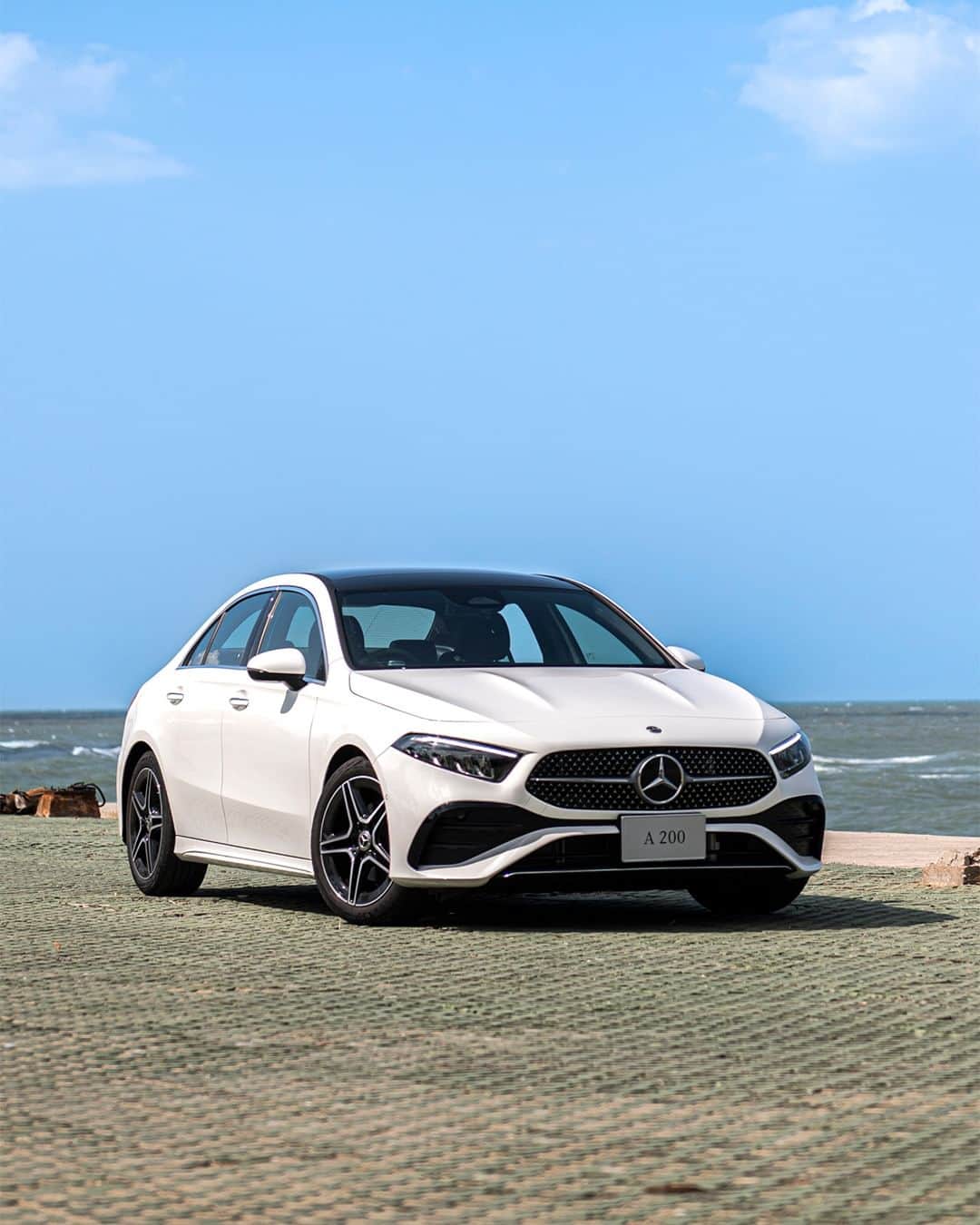 Mercedes-Benz Thailandのインスタグラム：「🚘 🎉 วันหยุดนี้ได้เวลาไปท่องเที่ยวกับครอบครัวและคนรู้ใจ ไม่ว่าจะในเมืองหรือออกต่างจังหวัด Mercedes-Benz A 200 AMG Dynamic คันนี้ก็พร้อมลุยได้ทุกเส้นทาง ด้วยเทคโนโลยีระบบปฏิบัติการมัลติมีเดีย MBUX NTG7 ใหม่ล่าสุด มอบความสะดวกสบายให้คุณได้ตลอดช่วงเวลาการขับขี่มาพร้อมไฟหน้าอัจฉริยะ LED High Performance และพวงมาลัยมัลติฟังก์ชันแบบ sports steering wheel ตกแต่งด้วยหนัง nappa ที่ให้คุณควบคุมได้ทุกการเดินทาง  *อุปกรณ์บางส่วนในภาพอาจแตกต่างจากที่จำหน่ายจริง โปรดตรวจสอบรายการอุปกรณ์ของรถยนต์แต่ละรุ่นที่ผู้จำหน่ายฯ อย่างเป็นทางการทั่วประเทศ​​  #AClass #MercedesBenz #MercedesBenzThailand」