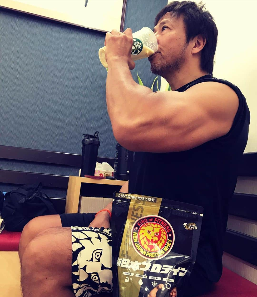 小島聡のインスタグラム：「トレーニング後は、コレ飲みます。  #小島聡  #新日本プロレス  #新日本プロテイン  #新日本プロテイン宣伝大使」