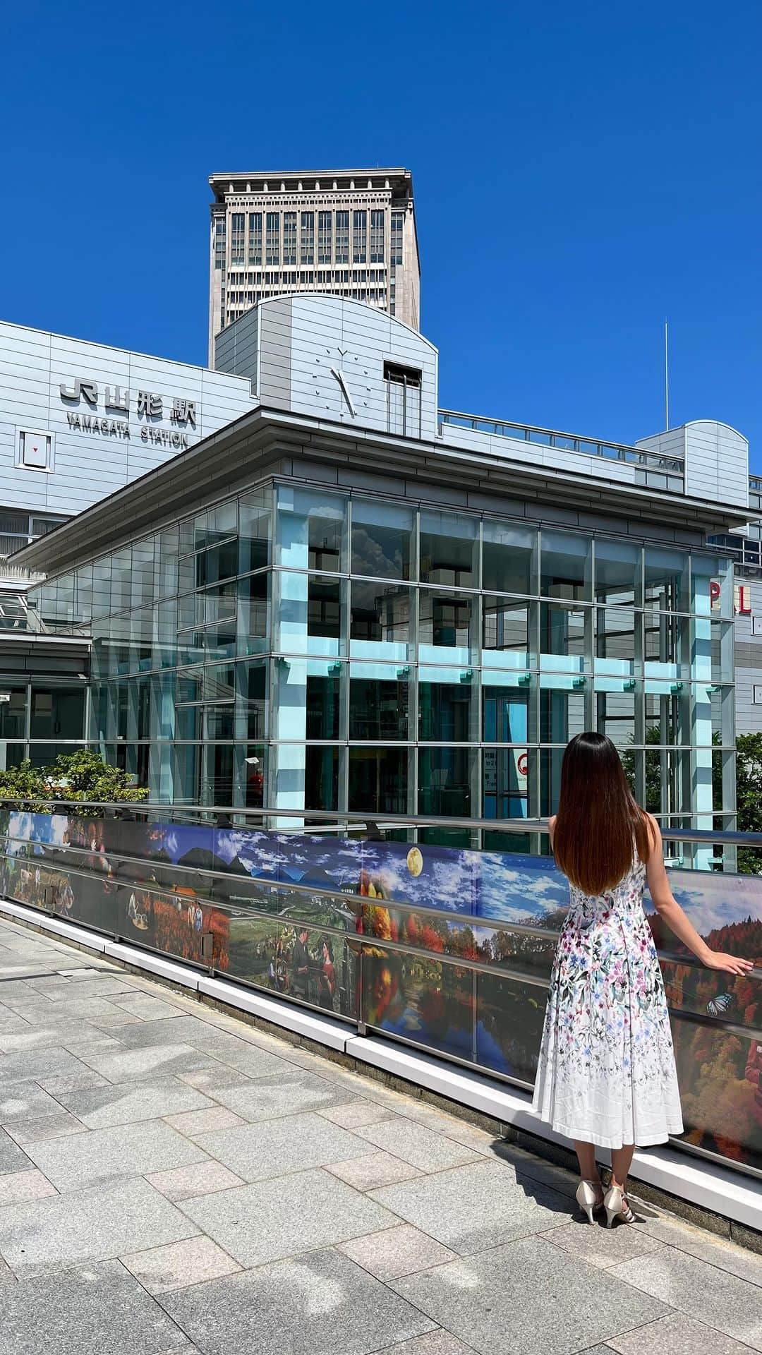 小林舞香のインスタグラム：「. 🎉山形駅東口ペデストリアンデッキ除幕式🎉  山形駅東口のペデストリアンデッキのパブリックアートを制作しました🧑‍🎨山形市の四季折々の風景を花の見頃に焦点をあてて描き下ろし、1枚の絵巻として繋ぎ合わせました。  絵の題材としては  🌸#霞城公園 🌸#山形市野草園 🌸#立谷川の芝桜 🌷#文翔館 🪻#出塩文殊堂 ☘️#山寺 (宝珠山立石寺) 🏵️#高瀬の紅花 🌱#田園地帯 🌼#面白山高原コスモスベルグ 🏞️#馬見ヶ崎川 🍁#清風荘 🍁#蔵王中央ロープウェイ 🍁#どっこ沼 ❄️#鴫の谷地沼 ❄️#蔵王ジャンプ台 ❄️#蔵王ロープウェイ ❄️#山寺 🌸野草園(#ミヤマカスミザクラ)  が順番に描かれています。  絵巻の人物には山形名物のどんどん焼き、ラーメン、たまこんなど食している様子や、芋煮会をしている人々、啓翁桜を持って歩く人など山形市を象徴するモチーフとして描きました🙌🏻山形駅に訪れた際はぜひ東口のペデストリアンデッキをご覧ください✨  I was in charge of designing a scroll-style public art for the pedestrian deck at the east exit of Yamagata Station. The purpose of this project is to express the diverse landscapes and delicious cuisine of Yamagata city through paintings, appealing to tourists and encouraging them to explore the area, thus increasing their stay duration and tourism spending. The decorative paintings on the pedestrian safety fence (north side) of Yamagata Station's east exit include tourist spots and specialty products of Yamagata city. The design consists of 12 continuous panels, including decorative panels and pillars, with dimensions of 900mm (height) × 1880mm (width), following the seasonal order of spring, summer, autumn, and winter in a scroll-like format.  #山形市 #山形  #壁画 #mural #art #illustration #season #パブリックアート #publicart  #yamagata #artwork #acrylic #artworks」