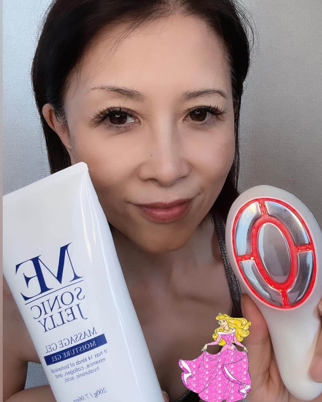 Naoko（なおこ）さんのインスタグラム写真 - (Naoko（なおこ）Instagram)「💓💓 💓💓 身体を整える日は 美容にも 力入れちゃう。  美顔器オタクのわたしに とうとう あの美容番長 IKKOさんプロデュースの 美顔器を試す日が やってきた🥰🥰🥰🥰 イェーイ😙  やってみて、 はいはい、 1秒に3.2個売れたわけだわ😅 わたしが一番重要視してる EMSのパワーと エステで使われているエレクトロポレーションという機能が珍しくついてて 使用後の 肌のもちもち感。 水分の浸透力が 段違いです。  面が広いのも良いね （小鼻まわりはやりにくい）  冷却モードもあるし なんといっても ボディモードありが😭😭😭  身体のケアまで できるんやでー😭 生活防水機能あるから バスタイムに優雅に リンパ流せるってわけ！  ためしに 24歳息子にも やってみたら たった一回で 肌が垢抜ける？ 白くなる？ なんかツヤツヤ？ に変わってびっくりしました。  男性もつやは あったほうが良いよ。  https://shopping.tbs.co.jp/tbs/shop/sale_top/melaboum  #MEラボン #IKKO初プロデュース美顔器 #美顔器 #おうちエステ #美容 #MEラボンでおうちエステ  @beauty_me_series  #美顔器 #50代女性  #筋トレ女子 #フィットネス女子#フィットネス#Fitness#筋トレ女子と繋がりたい #筋トレ好き#筋トレ好きと繋がりたい#減量 #くびれ#美ボディ #アラフィフ#アラフィフコーデ#ボディメイク #50代#健康 #熊本 #kumamoto」8月5日 13時12分 - smile_naohibi