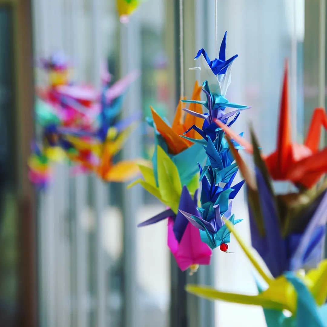 愛知県田原市のインスタグラム：「Paper cranes made with prayers. 祈りをこめて  ひとつひとつ 大切な気持ちをこめられて 風にゆらゆら  暑い日が続くから、みんな熱中症に気をつけてねー。  #折り鶴 #千羽鶴 #モール  * #たはら暮らし * #渥美半島#田原市#田原#伊良湖岬#伊良湖#赤羽根#渥美半島菜の花浪漫街道#サーフィン#tahara#irago#akabane#spring#surfing#田舎暮らし#日々の暮らし#休日の過ごし方#スローライフ#instagramjaran#igersjp#scenic_jp」