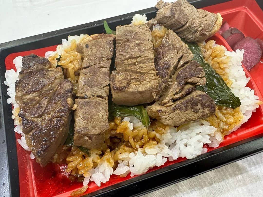 どさけんのインスタグラム：「シーモールで今日から始まった「おっきー&どさけん山口グルメ大会」盛り上がってますよー！  ステーキハウスKさんのステーキ弁当をお昼に頂いてます！  マジの激のうまです！  コメコメバーガーも新作ならんでいます！  シーモールにぜひーーーー！」