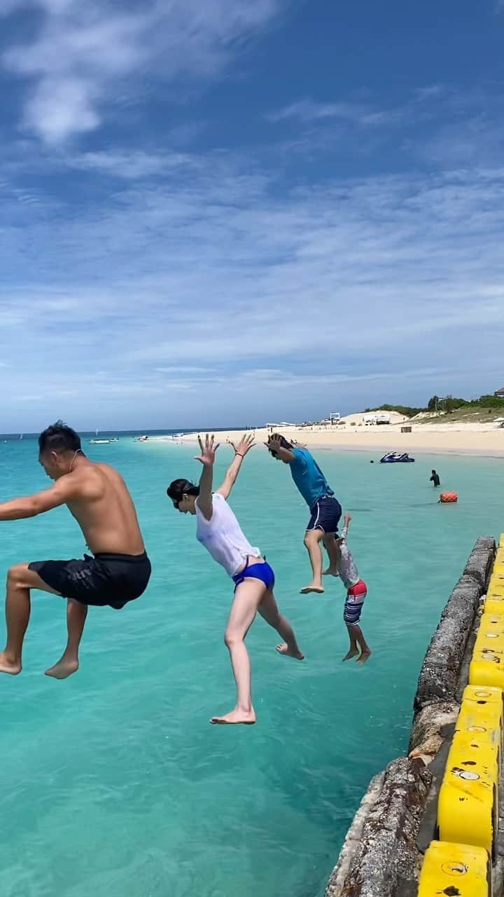 峯村沙紀のインスタグラム：「🏝️🏝️Summer🏝️🏝️ ・ ・ 谷familyとの一コマ🩵🧡 飛び込みしてたら、自衛隊のお兄さんたちも参加してくれた😆  今すぐまた水の中に飛び込みたいくらい、毎日あちーーー🥵  皆さん、熱中症にはお気をつけて🥺😭🥛✨  #宮古島 #沖縄 #最高の思い出 #夏 #暑い #溶けそう #飛び込み #完全防備でゴーグル着用 #やる気満々 #🤣 #BBQとかもやりたいなぁ」