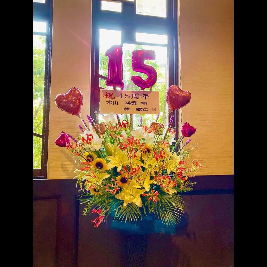 木山裕策さんのインスタグラム写真 - (木山裕策Instagram)「昨日のコンサート風景。  重要文化財の自由学園明日館講堂にて、歌わせていただきました。矢島さんのピアノと西垣さんのバイオリンもとても素敵でしたー💓。ゴージャスなお花にもうっとり😍。本当にありがとうございました‼️」8月5日 13時23分 - kiyamayusaku