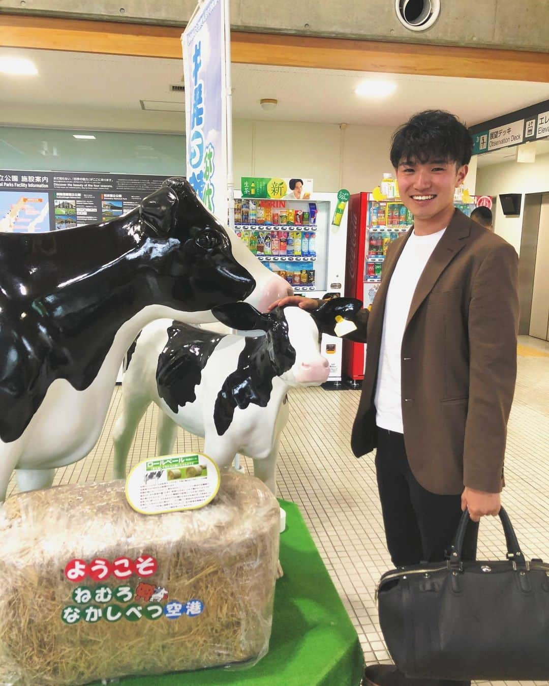 岡田和樹のインスタグラム：「中標津空港到着✈️ 牛に出迎えをしてもらいました🐄  8月6日　日曜日 標津町民祭り　水・キラリ 12:30からのステージの司会を担当します☺️ 新浜レオンさん 田中あいみさん 歌の饗宴を是非観にいらして下さい！  #サーモンパーク  #標津  #標津町民祭り水キラリ  #stvラジオ  #新浜レオン さん #田中あいみ さん #公開録音  #中標津」