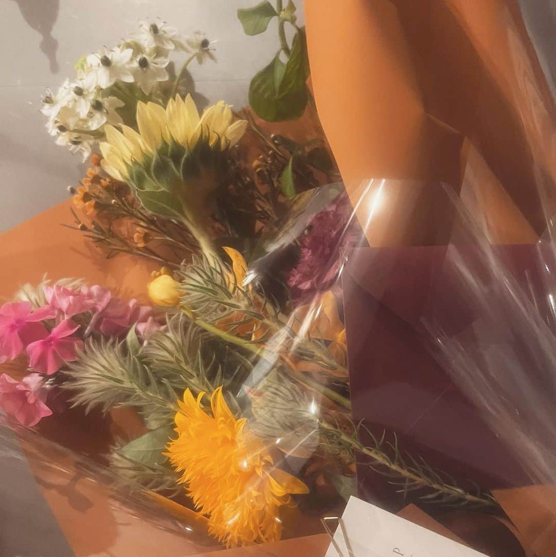 清水彩子さんのインスタグラム写真 - (清水彩子Instagram)「突然のお花にテンションあがる☺️💐  #💐 #❤️ #1month」8月5日 13時25分 - ayakosugar