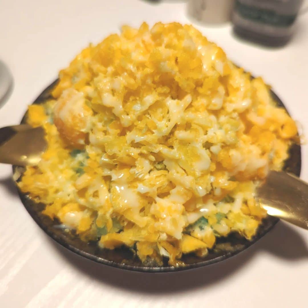 島田佳奈のインスタグラム：「一昨日のかき氷🍧はブルーハワイに冷凍みかんスライスをトッピング。異色。 このところ冷凍果物ばかり使って、フレッシュな果物（パパ宅配）を放置していた我が家。これはアカンと全部皮剥いてジップロック入れて凍らせたら、うまいこと使われたよ笑」