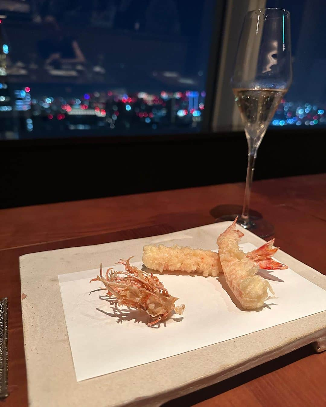 えれなさんのインスタグラム写真 - (えれなInstagram)「先日、久しぶりに真壁さんとご飯に🥂✨  夏らしく花火を観ながらご飯を食べたいです！😋🎆  という私のワガママに付き合ってくれました🙏❤️  色んなお店に問い合わせしても、4年ぶりの花火大会開催が多いので、  その間マンションが建っている可能性があるので花火が見える保証はないです。  と、ほぼ100％で同じ返答が😅  開催時間になるまで賭け状態で。 店員さんとドキドキしながら待っていました。笑 その時間もまた楽しいよね😊  結果、マンションがあって全部は見れなかったけれど。  2箇所の花火が見る事ができましたよ〜🎆🎇  嬉しかった❤️  そして真剣に花火を撮影する姿を撮られていました😂  真壁さんはバレエ中の私の背中を8年みているので運動してないのがバレバレでした😅  はい。背中も鍛えないとですね💦  そして真壁さん、PORFORTのワンピースを着てきてくれました🍀  嬉しすぎた😍  ネイビーは完売しちゃいましたが、キャメルはまだ少し在庫がございます❤️  SALE中なのでお早めにチェックしてみてね😊  夏らしい事。 今年は色々できたらいいな✨  #夏の思い出 #花火 #カップルのデートよりデートっぽかった #えれな」8月5日 13時31分 - elena1982312