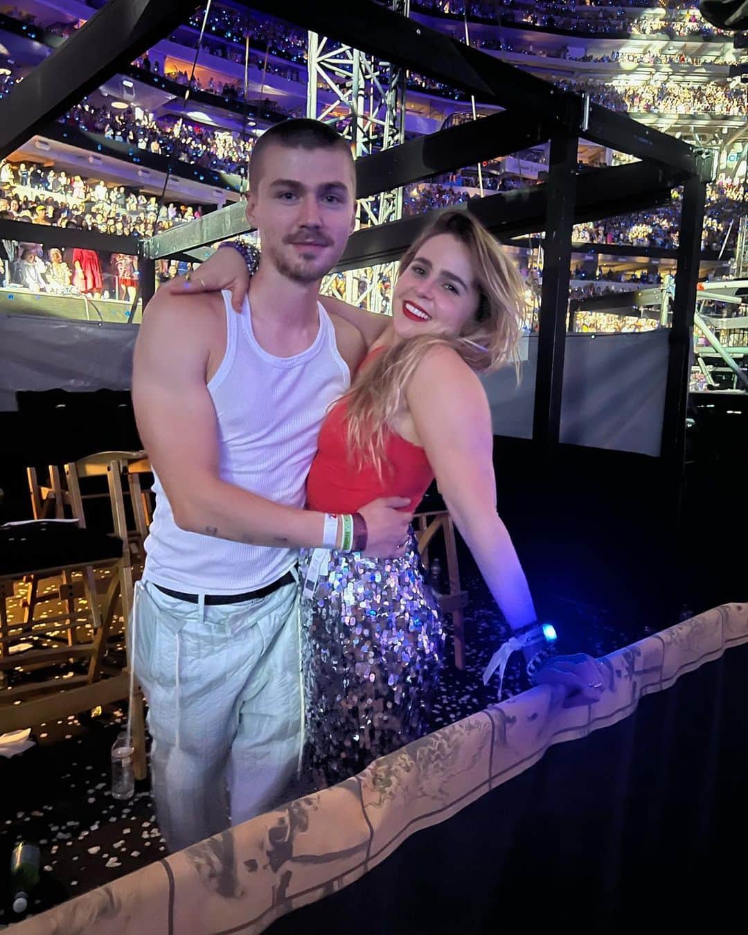 メイ・ホイットマンのインスタグラム：「This must be what that old cardigan felt like after it got snatched from under the bed  :,)  Taylor you’re my favorite and ur a superhero and I love you I don’t understand how you do what you do but I’m forever insanely thankful that you do it   And miles you’re my my my my…. Lover」