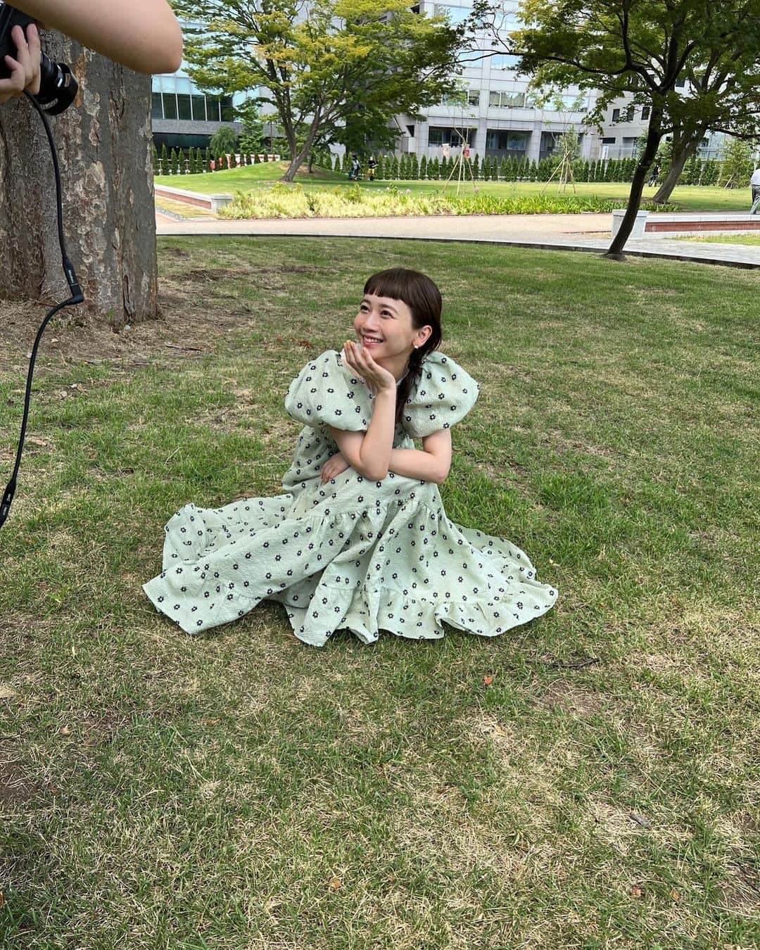 三戸なつめさんのインスタグラム写真 - (三戸なつめInstagram)「チョコミントの姫になった気分だわ👸💚 最近は「なつめろん」の宣伝を色んな媒体でさせてもらっていてありがたき日々に感謝の毎日です🙏 インタビューをうけさせてもらって、日に日に早くみんなの元に届いてほしいなって気持ちと、少し、そわそわする気持ちとがせめぎあっていて、ちょっと落ち着かなかったりはするけど、精神を落ち着かせて来たる８月１２日を待ちたいと思います。ふしゅーーーー。 とにかく、この日もメイクも衣装もかわいいから見て！！！笑 stylist @kayo_fujiwara  hair make @____katsura   #mito_natsume」8月5日 13時33分 - mito_natsume