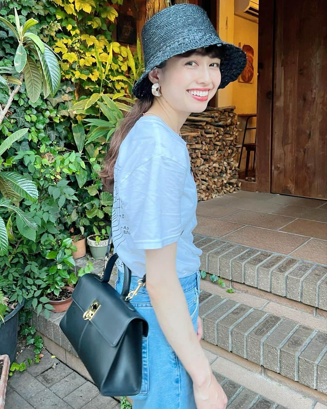 木野園子のインスタグラム：「毎日暑過ぎて、、出掛けるのも洋服も何を着たらいいのか悩ましいですね、、、。それでも、デニムにTシャツのコーデは毎年したくなる🦕  カジュアルになり過ぎないように帽子とバッグとサンダルをブラックでまとめてみました。  ママバッグにして子どもと私のものも全部入れてまとめていたけど、最近は別々に。お財布とかリップとか探しやすい‼️  CAFUNEのバッグ、新作のMedium StanceのBlackにしました✨  @cafune.official #mycafune #カフネバッグ」