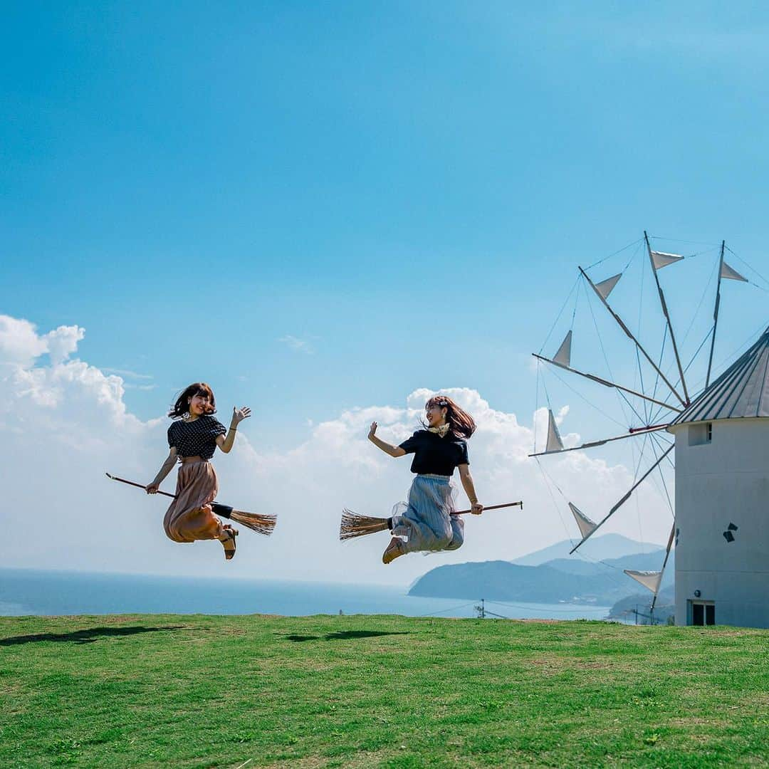 ANAさんのインスタグラム写真 - (ANAInstagram)「日本を旅しよう！✈️💙  「日本の地中海」と呼ばれる瀬戸内海に浮かぶ島、小豆島の旅情報をご紹介😄  📍エンゼルロード（天使の散歩道）は1日2回、干潮時に海の中から現れる砂の道で、大切な人と手をつないで渡ると、願いが叶うと言われてる人気のスポット💖   📍瀬戸内海を見下ろす小高い丘に約2,000本のオリーブ畑が広がる道の駅、小豆島オリーブ公園。映画「魔女の宅急便」のロケ地にもなっています。   📍小豆島でしか食べられないご当地グルメ「ひしお丼」😋醤の郷（ひしおのさと）で作られた醤油やもろみを使っていること、小豆島の食材（魚介や野菜、オリーブなど）を使っていることなどが条件です。  📍瀬戸内海は、年中を通して穏やかな気候で、のんびりシーカヤックを通じて多島美を堪能してみるのもおすすめ😄   📍日本三大そうめんでもある小豆島のそうめん作りは、約400年前から受け継がれている伝統の製法で作られています。出来立ての「生そうめん」が味わえるのも産地ならではの醍醐味😋   📍小豆島国際ホテルは、四国の香川県に位置し、恋人の聖地エンジェルロードに隣接したリゾートホテル🏨小豆島の自然に囲まれ、静かな環境で非日常的な時間を過ごす事ができます✨全室オーシャンビューで、瀬戸内海の美しい景色を眺めることができます🤩 @shodoshima_kokusai_hotel  航空券付きプランはこちら✈ https://ana.ms/3KrdW3f  ホテルのご予約はこちら🏨✨ https://ana.ms/3YoCqjs  詳しくは「世界の支店から、こんにちは！」をご覧ください🤗  https://ana.ms/3qeuF2K  #allnipponairways #ana #airplane #airport #japantrip #trip #飛行機 #travel #日本を旅しよう #旅行 #visitjapan #visit #旅行  #瀬戸内海 #小豆島 #オリーブ #ひしお丼 #醤 #そうめん #t手延べそうめん #olive #soysause #somen #localfood #shodoshima #小豆島国際ホテル」8月5日 13時37分 - ana.japan