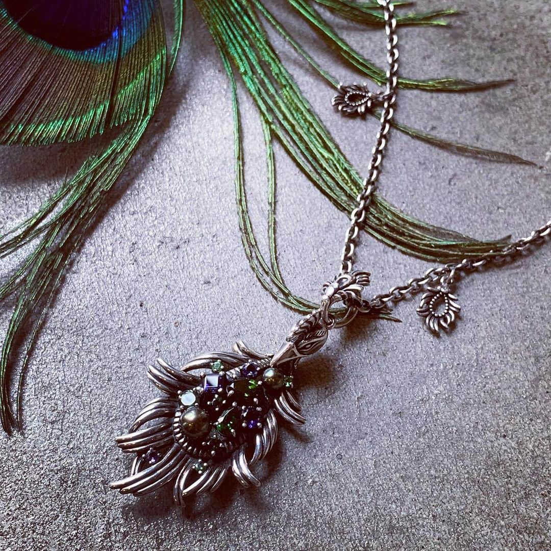 ブラッディマリーのインスタグラム：「Primitive  Pendant : EVE Phantom ¥185,000+TAX  ・ ・ ・ 【ストーリー】 …世界は、神様によって天と地が創造されたところから始まりました。  神様は7日間かけて光や空、海、生き物、そして人間を作ったのです。　  天地創造の6日目。  神様は自分をかたどった土で人を創り、その鼻に命の息を吹き込んだ。 そして、生を受けた最初の人間に「アダム」と名付け、アダムの良き助け手として、アダムからあばら骨を1つを取ってその骨からイブを造った…  ・  [Stories] ...The world began from the place where heaven and earth were created by God.  God spent 7 days creating light, sky, sea, living things, and humans.  The 6th day of creation.  God created man with the soil that he was in his own way, and breathed the breath of life into his nose.  Then, I named the first person who was born "Adam", and as Adam's good helper, I took one rib from Adam and made Eve from that bone ...  ・ 【故事】 ...世界是從神創造了天與地之時而誕生的。 神花了7天的時間創造了光與天空、大海、生物，和人類。  開天闢地後的第6天。  神仿造自己的模樣用土壤創造了人類，把生命的氣息注入了鼻子。 然後，把最初誕生的人類命名為「亞當」，並從亞當身上取了一個肋骨，製造出作為伴侶的夏娃...  ーーーーーーーーーーーーーーーーーーー #bloodymaryjewelry #bloodymary #jewelry #silver #fashion #jewelryporn #jewelrydesign #jewelrygram #accessory #accessories #silverjewelry #ブラッディマリー #シルバーアクセサリー#fashionjewelry  #シルバー #アクセサリー#japanmade#血腥瑪麗#血腥瑪麗珠寶#血腥瑪麗銀飾#銀飾#天然石#飾品#珠寶#日本品牌」