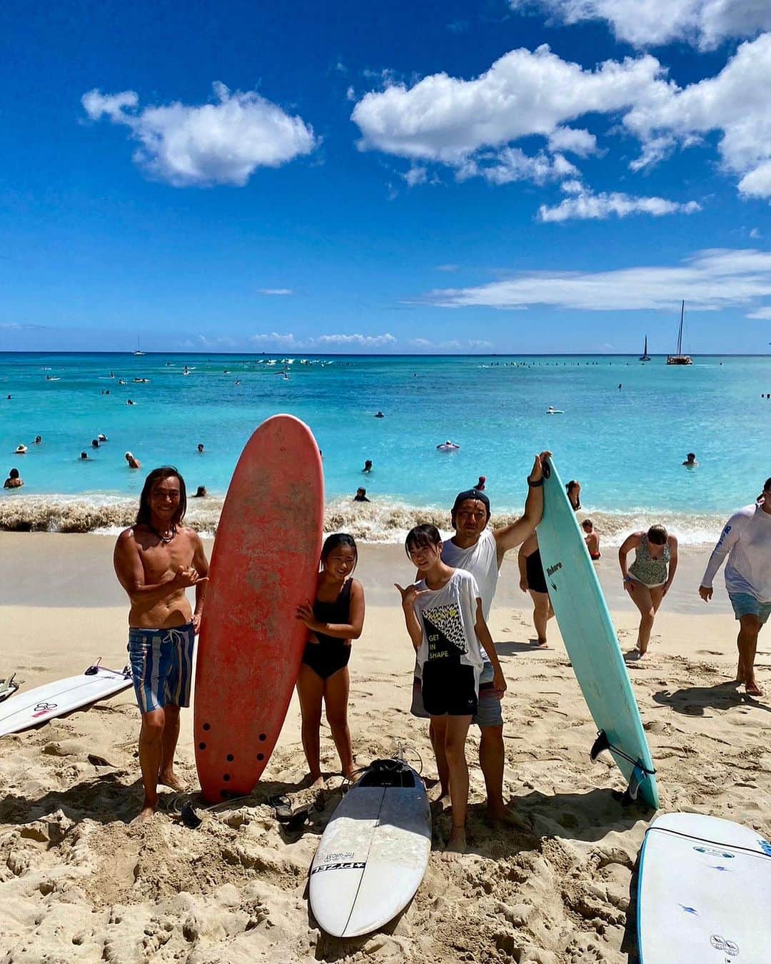 北紺守彦さんのインスタグラム写真 - (北紺守彦Instagram)「I went surfing with my friend's children in 👙Waikiki.  マリン モナ Moana は同じ年 みんな仲良く育って嬉しいです😊  🏖ワイキキビーチの水はとても綺麗で 海から見るダイヤモンドヘッドの景色は 壮大でした。娘と一緒に見れて幸せです  ワイキキは海から見た際の このコーストラインがとても美しい場所だと思います  こんな美しい街を見ながら 🏄‍♂️サーフィンが出来る場所は  🌍世界でも少ないですね  アウトに出て 波待ちして Moana モナ マリンも一緒に  パパ達も みんな最高の時間を過ごしました😊  去年の今日8/4も 千葉で 太郎とモナと 一緒にサーフィンしてたそうです…  今年はハワイ🏖 来年の8/4は🇺🇸カリフォルニアだね👨‍👩‍👧🏄‍♂️  ALOHA🌺  @english_lessons_by_moana  #親子  #waikiki  #surfboard  #友達」8月5日 13時42分 - morihiko.kitakon