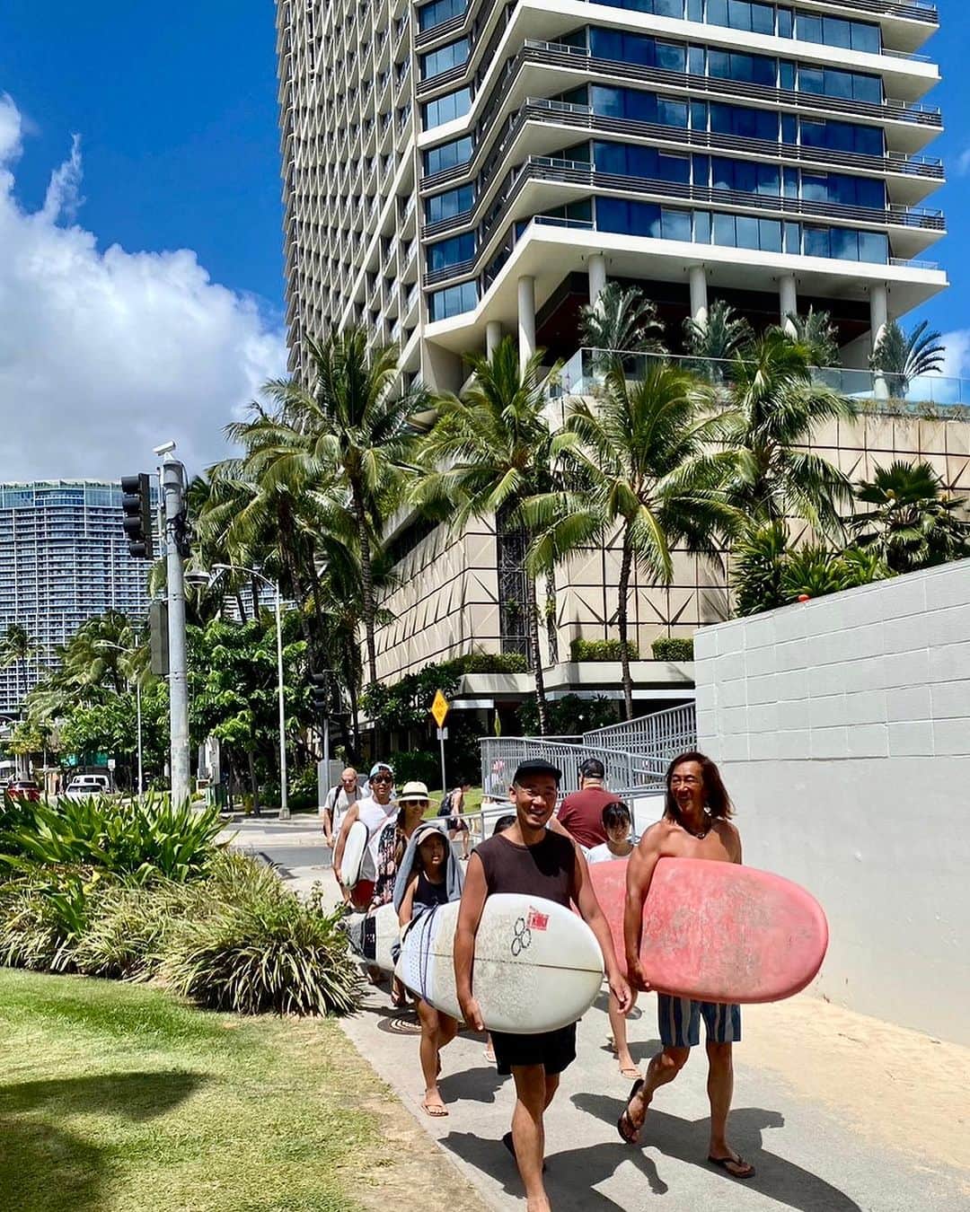 北紺守彦さんのインスタグラム写真 - (北紺守彦Instagram)「I went surfing with my friend's children in 👙Waikiki.  マリン モナ Moana は同じ年 みんな仲良く育って嬉しいです😊  🏖ワイキキビーチの水はとても綺麗で 海から見るダイヤモンドヘッドの景色は 壮大でした。娘と一緒に見れて幸せです  ワイキキは海から見た際の このコーストラインがとても美しい場所だと思います  こんな美しい街を見ながら 🏄‍♂️サーフィンが出来る場所は  🌍世界でも少ないですね  アウトに出て 波待ちして Moana モナ マリンも一緒に  パパ達も みんな最高の時間を過ごしました😊  去年の今日8/4も 千葉で 太郎とモナと 一緒にサーフィンしてたそうです…  今年はハワイ🏖 来年の8/4は🇺🇸カリフォルニアだね👨‍👩‍👧🏄‍♂️  ALOHA🌺  @english_lessons_by_moana  #親子  #waikiki  #surfboard  #友達」8月5日 13時42分 - morihiko.kitakon