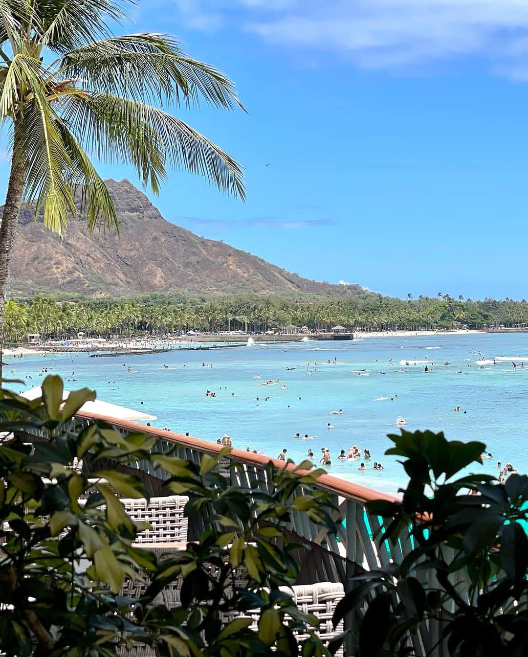 北紺守彦さんのインスタグラム写真 - (北紺守彦Instagram)「I went surfing with my friend's children in 👙Waikiki.  マリン モナ Moana は同じ年 みんな仲良く育って嬉しいです😊  🏖ワイキキビーチの水はとても綺麗で 海から見るダイヤモンドヘッドの景色は 壮大でした。娘と一緒に見れて幸せです  ワイキキは海から見た際の このコーストラインがとても美しい場所だと思います  こんな美しい街を見ながら 🏄‍♂️サーフィンが出来る場所は  🌍世界でも少ないですね  アウトに出て 波待ちして Moana モナ マリンも一緒に  パパ達も みんな最高の時間を過ごしました😊  去年の今日8/4も 千葉で 太郎とモナと 一緒にサーフィンしてたそうです…  今年はハワイ🏖 来年の8/4は🇺🇸カリフォルニアだね👨‍👩‍👧🏄‍♂️  ALOHA🌺  @english_lessons_by_moana  #親子  #waikiki  #surfboard  #友達」8月5日 13時42分 - morihiko.kitakon