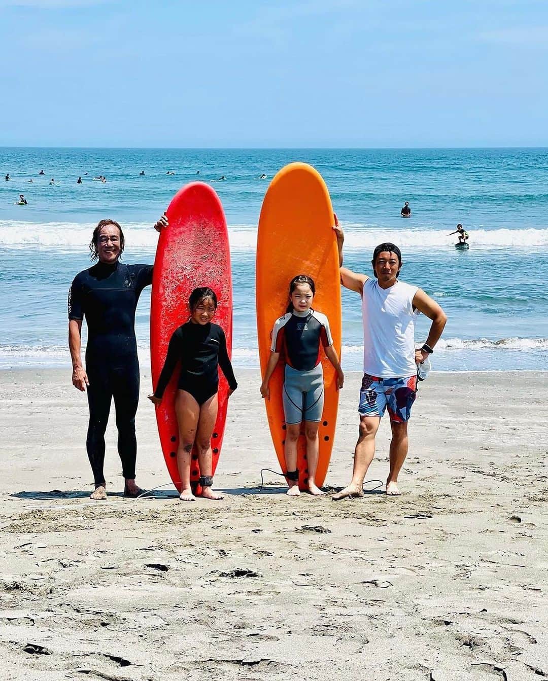 北紺守彦さんのインスタグラム写真 - (北紺守彦Instagram)「I went surfing with my friend's children in 👙Waikiki.  マリン モナ Moana は同じ年 みんな仲良く育って嬉しいです😊  🏖ワイキキビーチの水はとても綺麗で 海から見るダイヤモンドヘッドの景色は 壮大でした。娘と一緒に見れて幸せです  ワイキキは海から見た際の このコーストラインがとても美しい場所だと思います  こんな美しい街を見ながら 🏄‍♂️サーフィンが出来る場所は  🌍世界でも少ないですね  アウトに出て 波待ちして Moana モナ マリンも一緒に  パパ達も みんな最高の時間を過ごしました😊  去年の今日8/4も 千葉で 太郎とモナと 一緒にサーフィンしてたそうです…  今年はハワイ🏖 来年の8/4は🇺🇸カリフォルニアだね👨‍👩‍👧🏄‍♂️  ALOHA🌺  @english_lessons_by_moana  #親子  #waikiki  #surfboard  #友達」8月5日 13時42分 - morihiko.kitakon