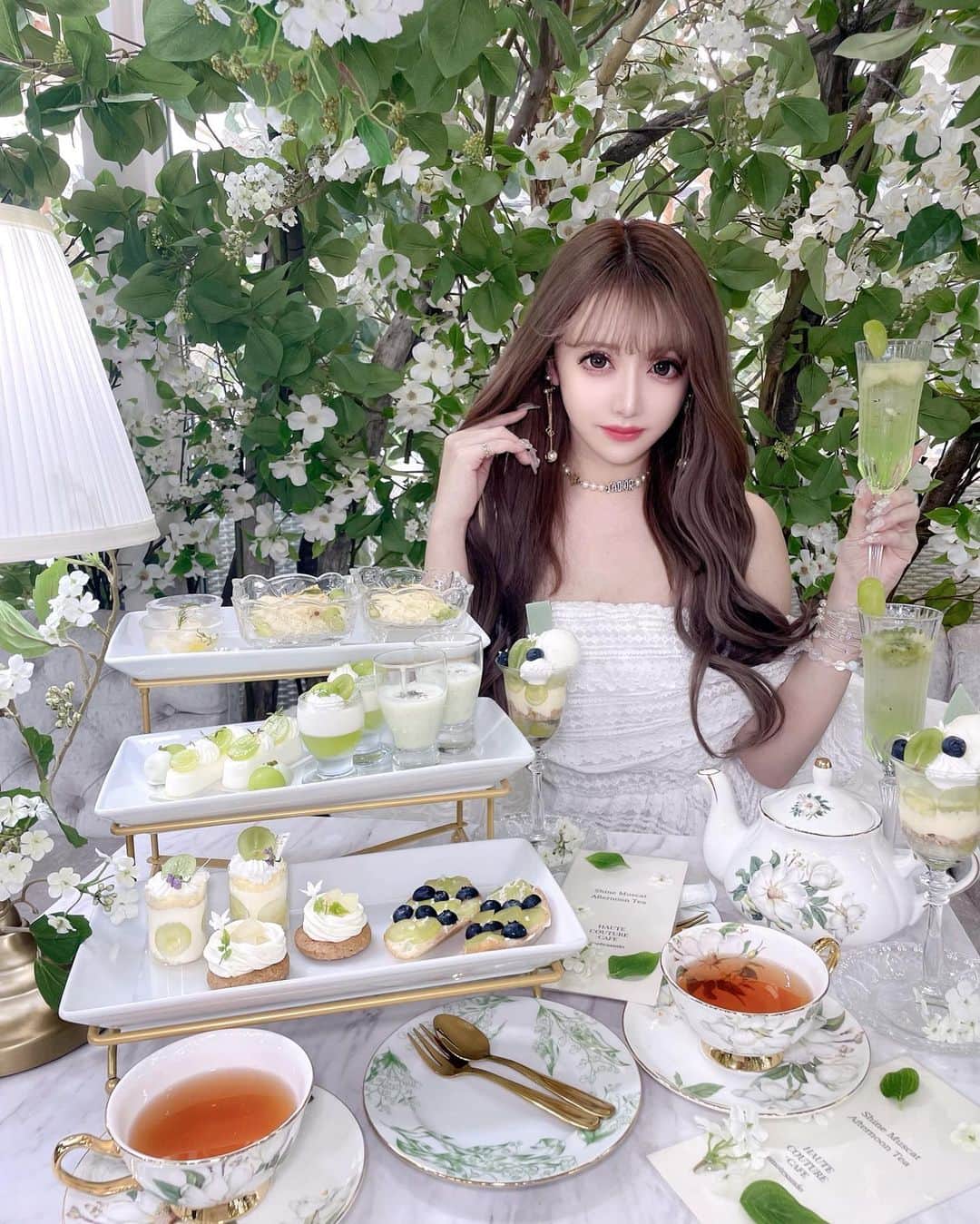 のインスタグラム：「前回も書いたけど、やっぱりアフヌンは背景も含めて可愛いところがベスト💚 【 @hautecouturecafe_official 】最強です💓💓💓 そしてマジでこのワンピース大正解だった‼🥹️ 【 @riina_couture 】の真っ白レースのオフショルワンピース🍀 去年大人気だったので今年も再販しました💚💚💚 白、黒、ベージュがあるよ☀️ 今年も秋服なんて、とてもじゃないけどまだまだ着れないよね🥵 夏服いっぱい欲しい🥹🦋 最近暑過ぎて外出る気もしなくて、マジで家でネトフリ三昧🙋‍♀️ 最近好きだったのは、サマータイムレンダかなー！ 観た人いる？今はTHE100\ハンドレッドってやつ観てるよ🏃‍♀️ でもやっぱり私のイチオシは、リカかなぁ😂あれ好き❤️ また観て面白かったやつあったら言います💜  #アフヌン#アフタヌーンティー#ワンピース#riinacouture#ネトフリ#ネトフリおすすめ」