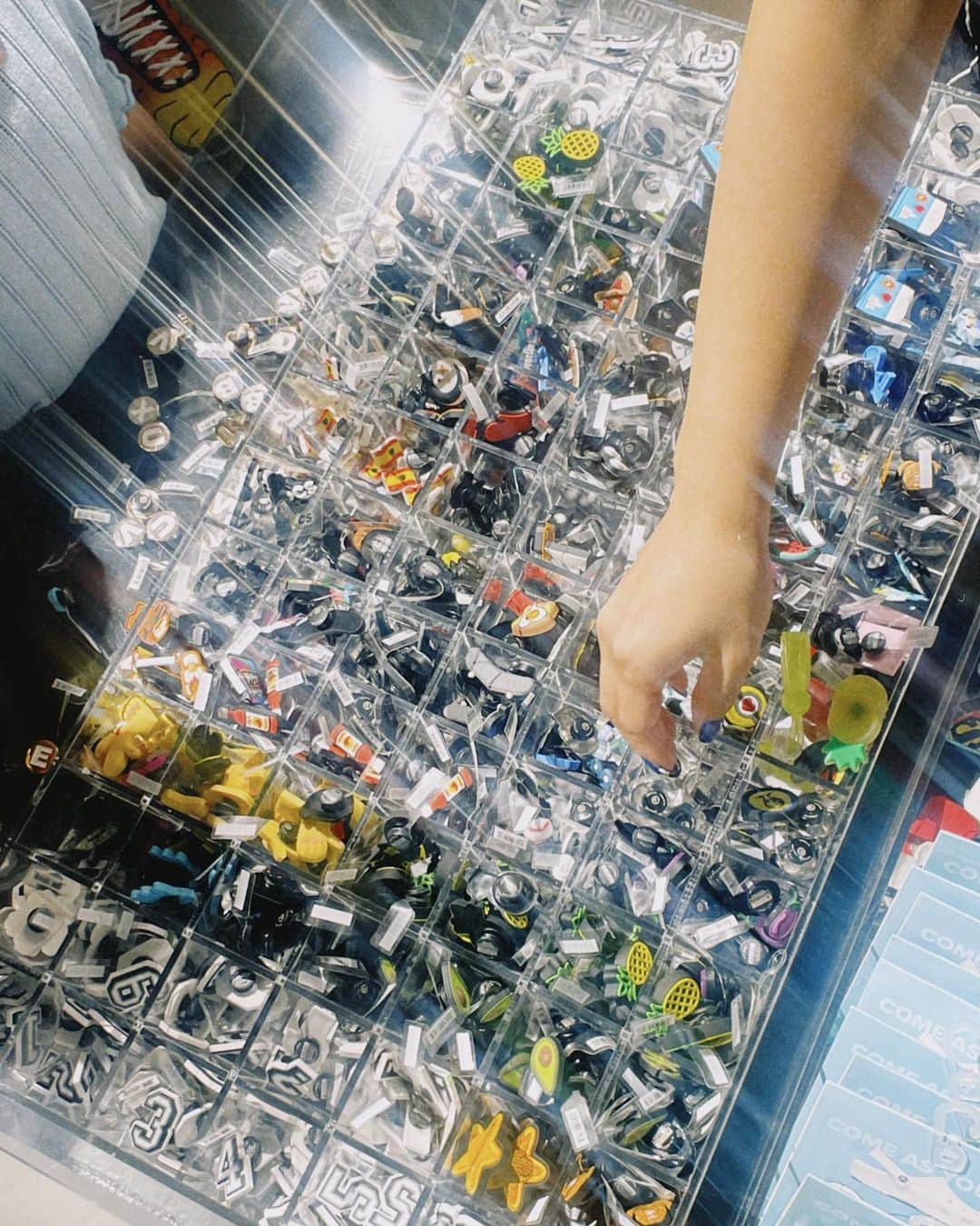 橋本香澄さんのインスタグラム写真 - (橋本香澄Instagram)「. 🪅📱🪩💳🎙️🪄 @atmos_japan @crocsjp  . #atoms #crocs #shinjuku  #popup #summer #decoration」8月5日 13時53分 - _jasmine_tete_