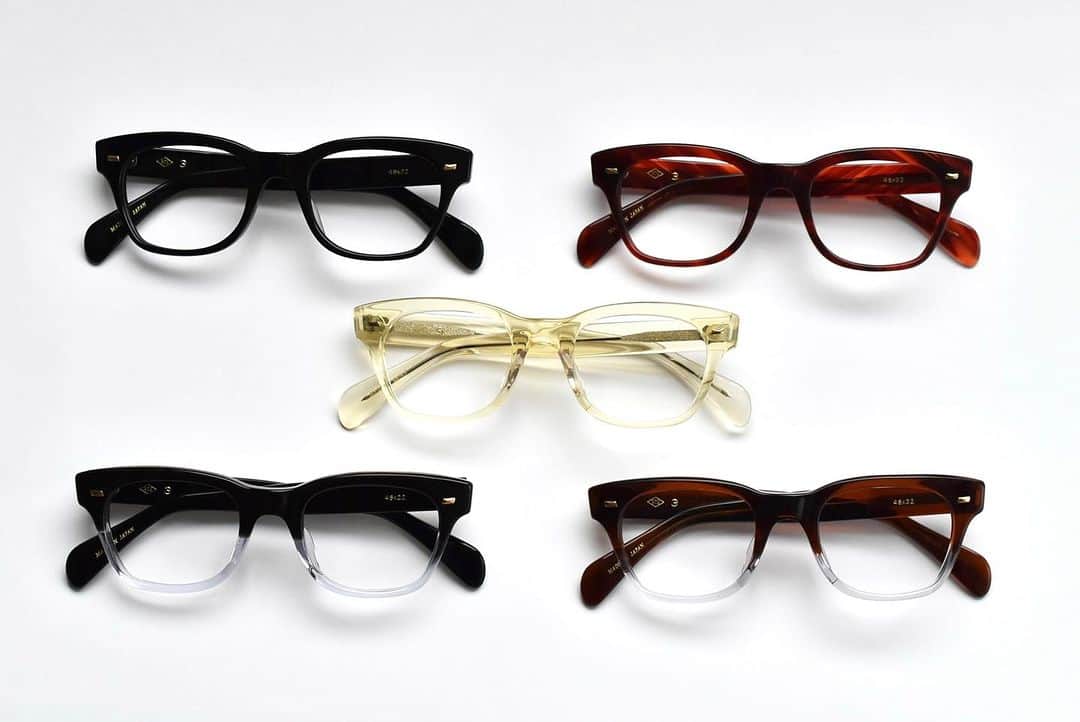 blincvaseさんのインスタグラム写真 - (blincvaseInstagram)「. 福井県鯖江市の眼鏡工場のファクトリーブランド「NTS」。  20年以上に渡りロングセラーとなったモデル 「NO.3」の新色が発売です。  当時「No.3」の製造を行っていた竹内公一氏(サンオプチカル・代表)の監修のもと忠実に復刻したセルロイド製の眼鏡です。  定番人気の「クロ」「クロ Ⅱ 」「ビール Ⅱ」に加えて、今回は風合いのある赤茶の「コードバン」、黄色味がかった「クリア」の2色が新色で登場です。  懐かしさのある色合いは古き良き日本を思い起こさせつつ、そのオーセンティックなデザインが、普遍性を求められる現代ともマッチしています。  Brand: NTS | エヌティーエス Model: No.3 Size: 48 Price: ¥38,500(w/tax)  #NTS_People #昭和 #名作 #セルロイド」8月5日 13時54分 - blincvase