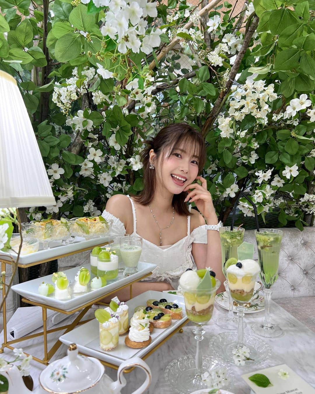 内藤理沙のインスタグラム：「久しぶりにアフタヌーンティー行ってきた🤭 表参道に新しく出来たお店🌿  シャインマスカットのアフタヌーンティーでかわいいくて美味しかった🫶 セイボリーもパスタで大満足😋  #hautecouturecafeomotesandou #hautecouturecafe #オートクチュールカフェ表参道 #オートクチュールカフェ #アフタヌーンティー #afternoontea #表参道カフェ」