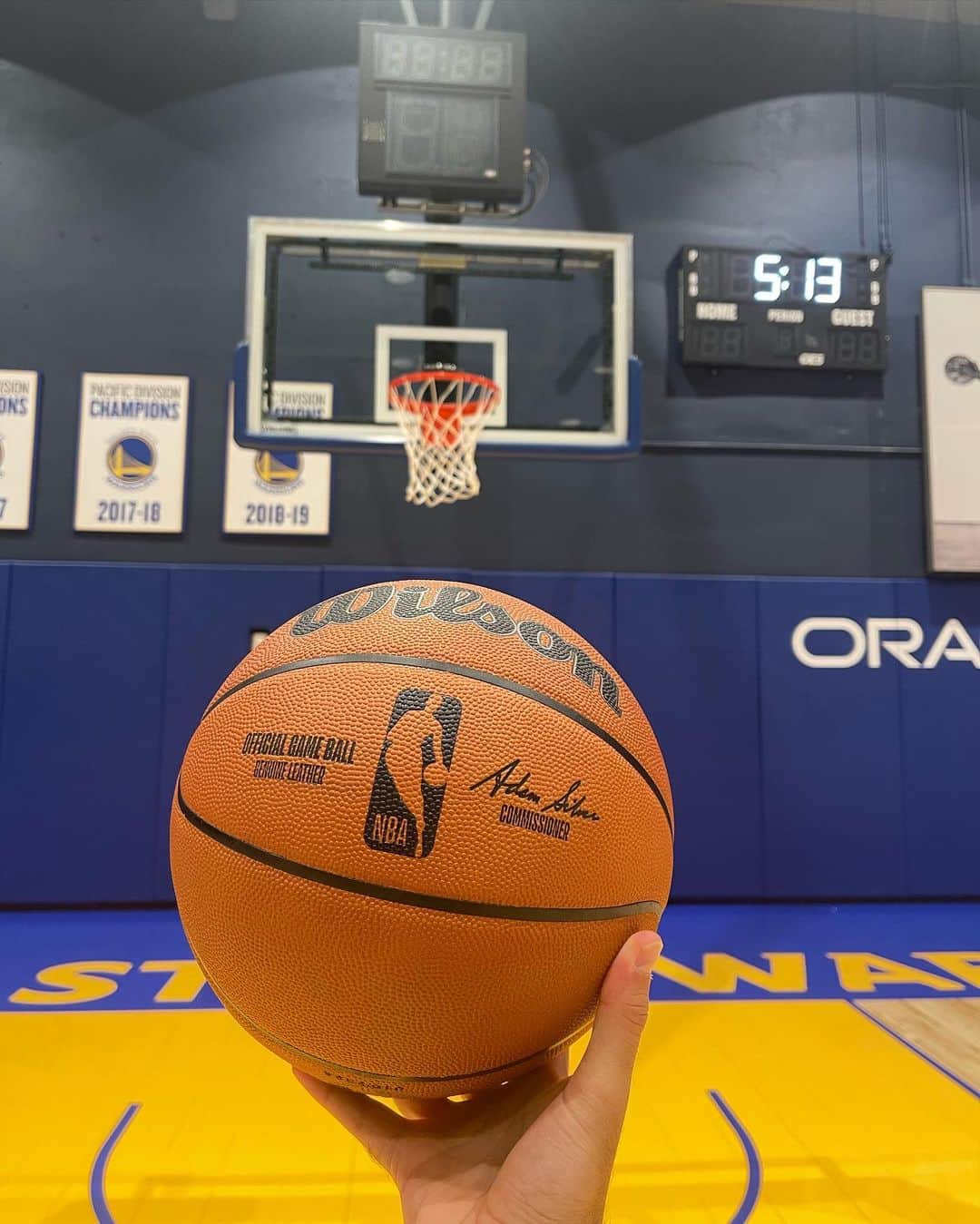 ミケル・メリノのインスタグラム：「Espectacular experiencia en el @chase_center . Viendo las instalaciones y probando las canchas! Gracias @warriors 🏀 Pd: La muñeca está un poco oxidada 😂」