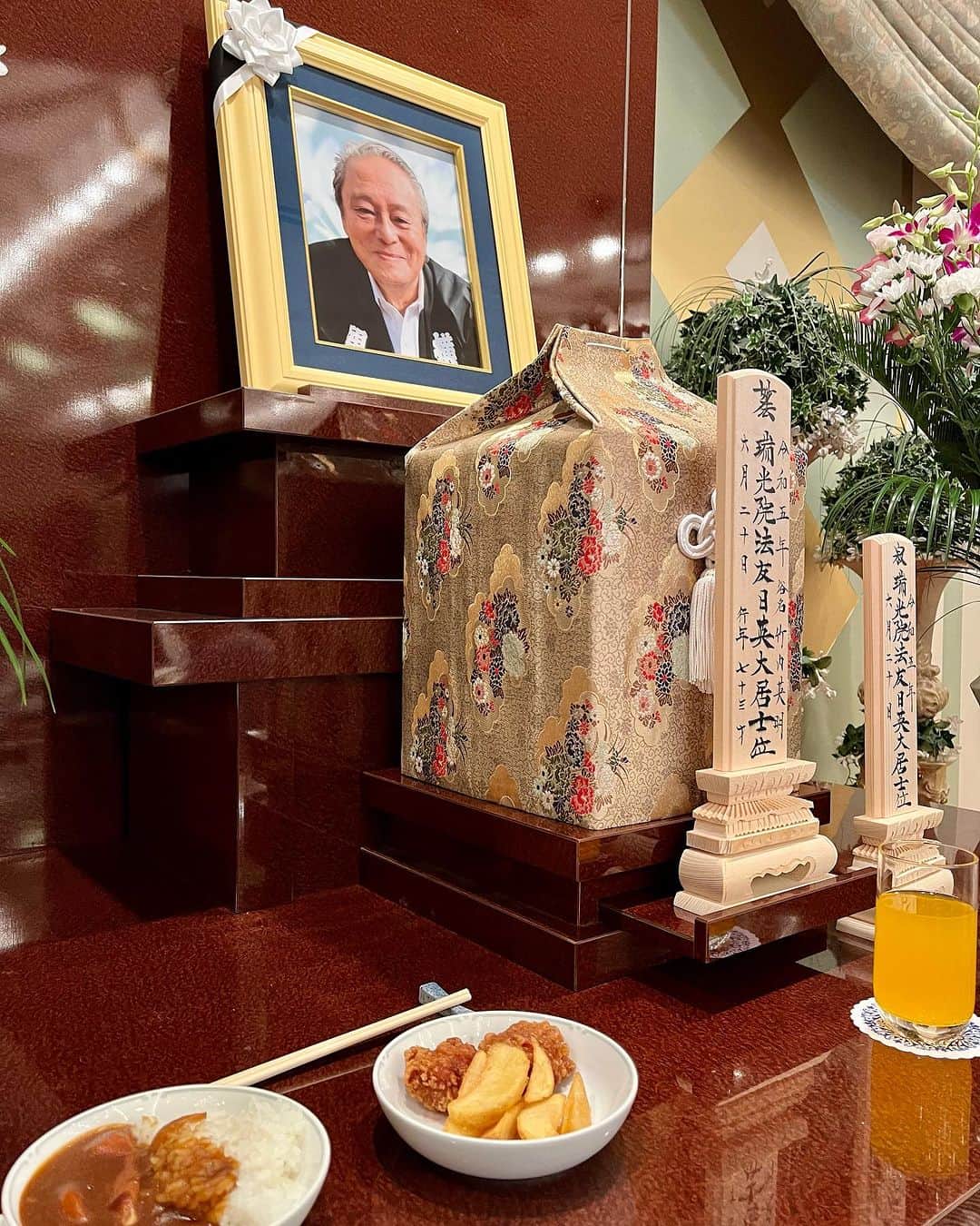 小泉進次郎さんのインスタグラム写真 - (小泉進次郎Instagram)「今日は故・竹内ひであき神奈川県議会議員の四十九日の法要でした。  竹内先生が好きだったカレーや唐揚げをご家族・ご友人の皆さんと頂きながら、思い出話に花を咲かせました。  竹内先生とお祭りを一緒に回っていたことを今朝立ち寄った神社でも思い出しながら、改めてさみしい気持ちになりましたが、竹内先生が繋いで下さったご縁に感謝して、今日も次の仕事に行ってきます。  #竹内ひであき #県議会議員 #神奈川県 #横須賀市 #かながわ自民党  #四十九日法要 #小泉進次郎 #カレー #唐揚げ #ハンバーグ #ご縁に感謝」8月5日 13時58分 - shinjiro.koizumi