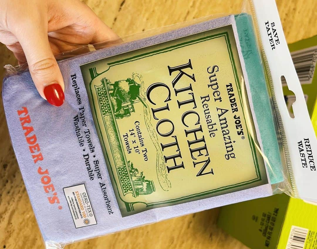 高松チェルシーリナさんのインスタグラム写真 - (高松チェルシーリナInstagram)「. Trader Joe'sの、必ず買うものをご紹介です。(急に) ネットやインスタで調べて、いろいろとおすすめのもの試してみたり気になったものを買ってみた結果！！！トレジョに行ったら買うものが絞られました。 . . 準レギュラーで買うものもあるので、それもまた載せようかな✨ . でも、この前牛の薄切り肉買ったら獣臭くて...もう買わないかも....笑 . トレジョブランドのものは下手するとWalmartより安いものもあります。それならトレジョで買うよね🥹笑 最後に載せてる、フェイシャルクリームもめっちゃ気に入ってる！もう3本目✌️ あとはハンドソープもよく買います😊 まだまだいい商品たくさんあると思うので、おすすめあれば教えて欲しいです🩷 . #トレーダージョーズ#トレジョ#traderjoes#アメリカ生活#アメリカ移住#ラスベガス#ラスベガス在住#三児の母#年子育児#2歳差育児#アラサーママ」8月5日 14時01分 - chelsea_rina