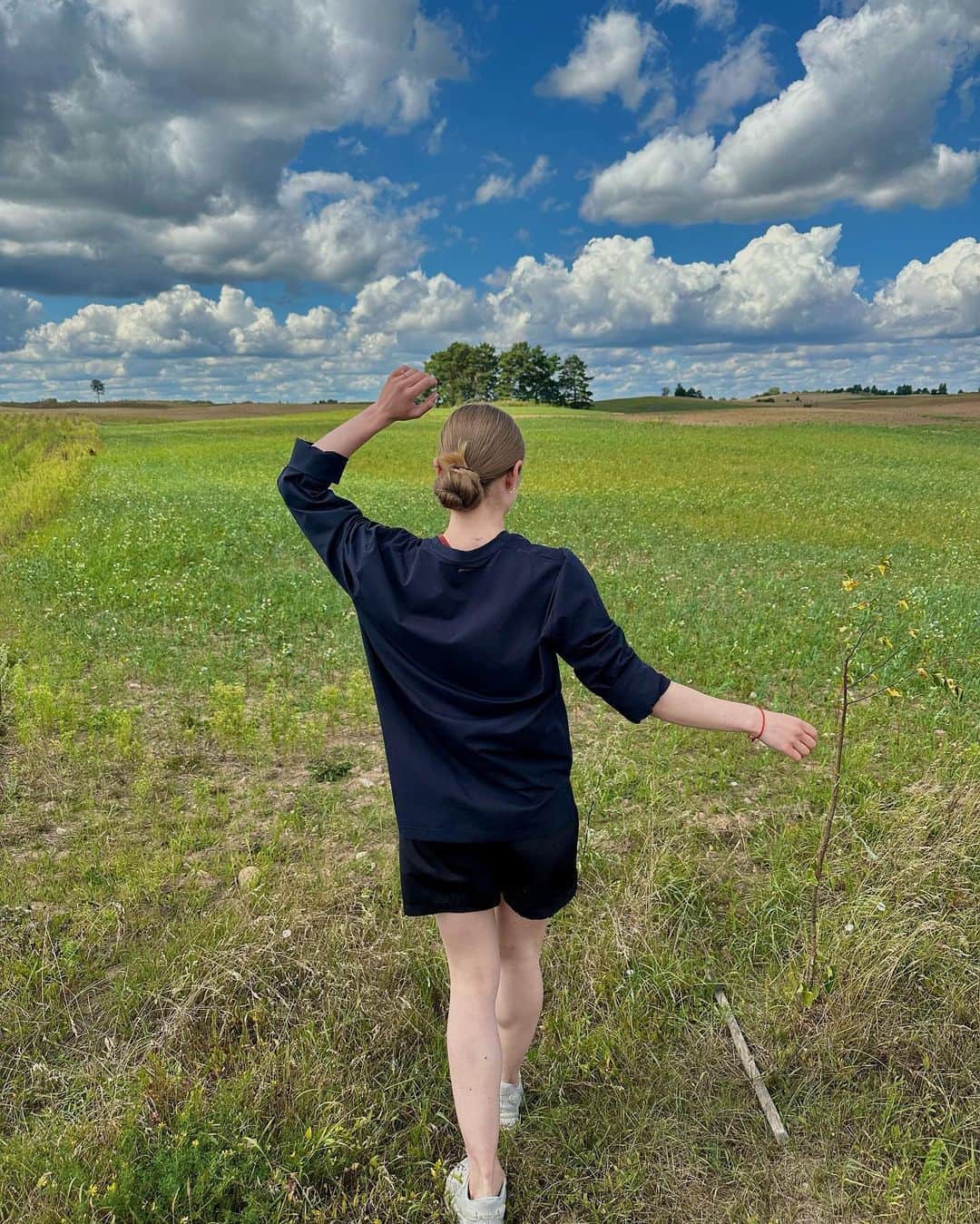 アレキサンドラ・ゴロフキナのインスタグラム：「🌿🌱🏠🌤️」