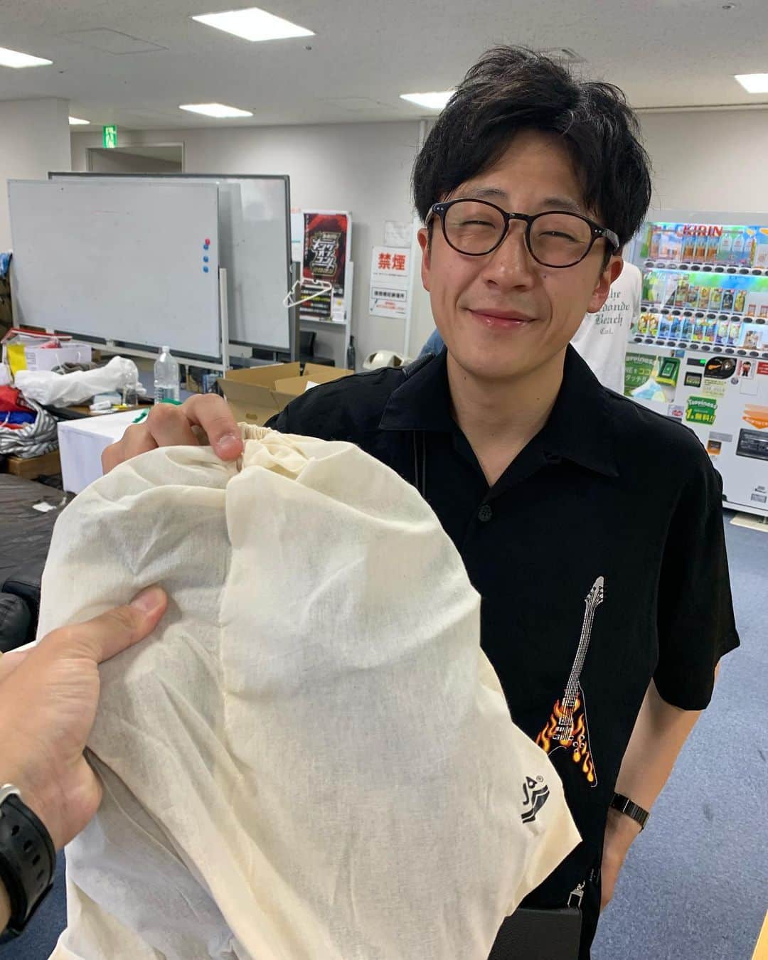 子安裕樹のインスタグラム：「誕生日お祝いで相方のフーさんからサンダル貰いました！毎年ありがとうございます🙇 そして井尻貫太郎兄さんにも頂きました！お前も大人やしこれから守るモンも出来るやろうからということでサバイバルナイフ頂きました！使い方間違えないようにとの事ですが、間違えるかぁ！！ キャンプ行って肉とか切らせて頂きます！！ありがとうございます！」