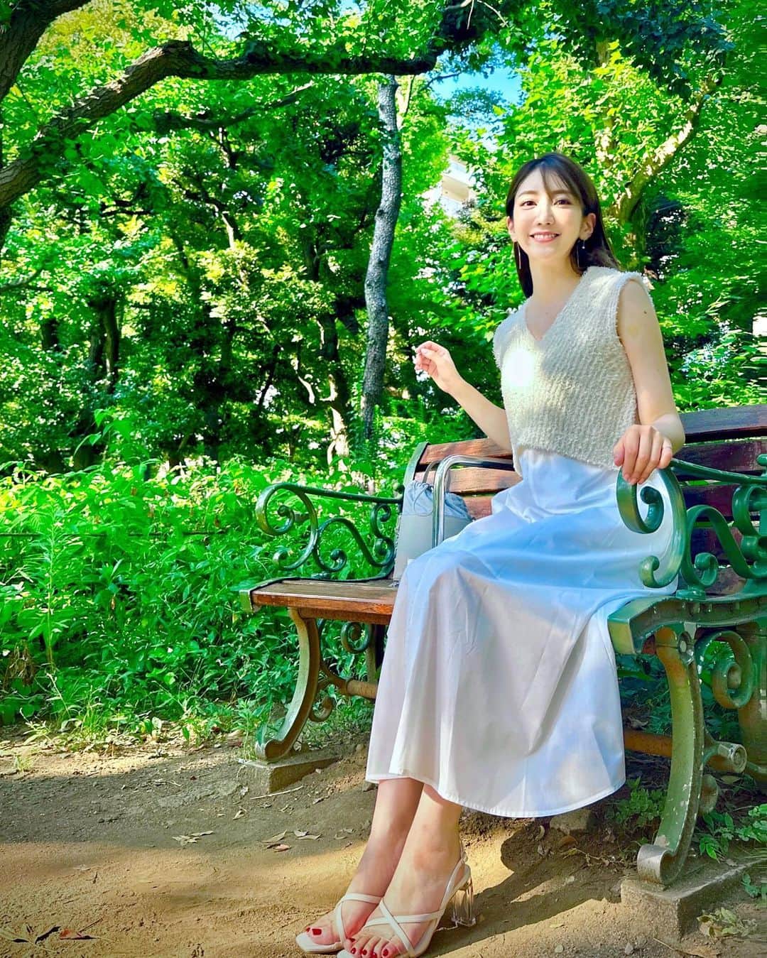 坂本麻子のインスタグラム：「. 10年来の友達が撮ってくれた ゆるゆる〜な1枚🐏🤍🩶 私の手はいつも謎だね . 明日からちょっと頑張ります🤏✨」