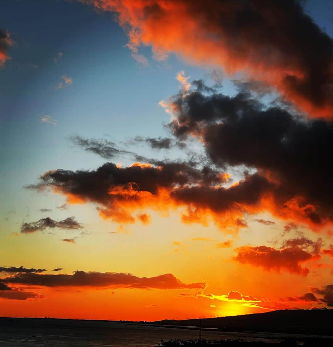 ピーター・ファシネリさんのインスタグラム写真 - (ピーター・ファシネリInstagram)「Magical Sunset.  #O’ahu #hawaii」8月5日 14時16分 - peterfacinelli