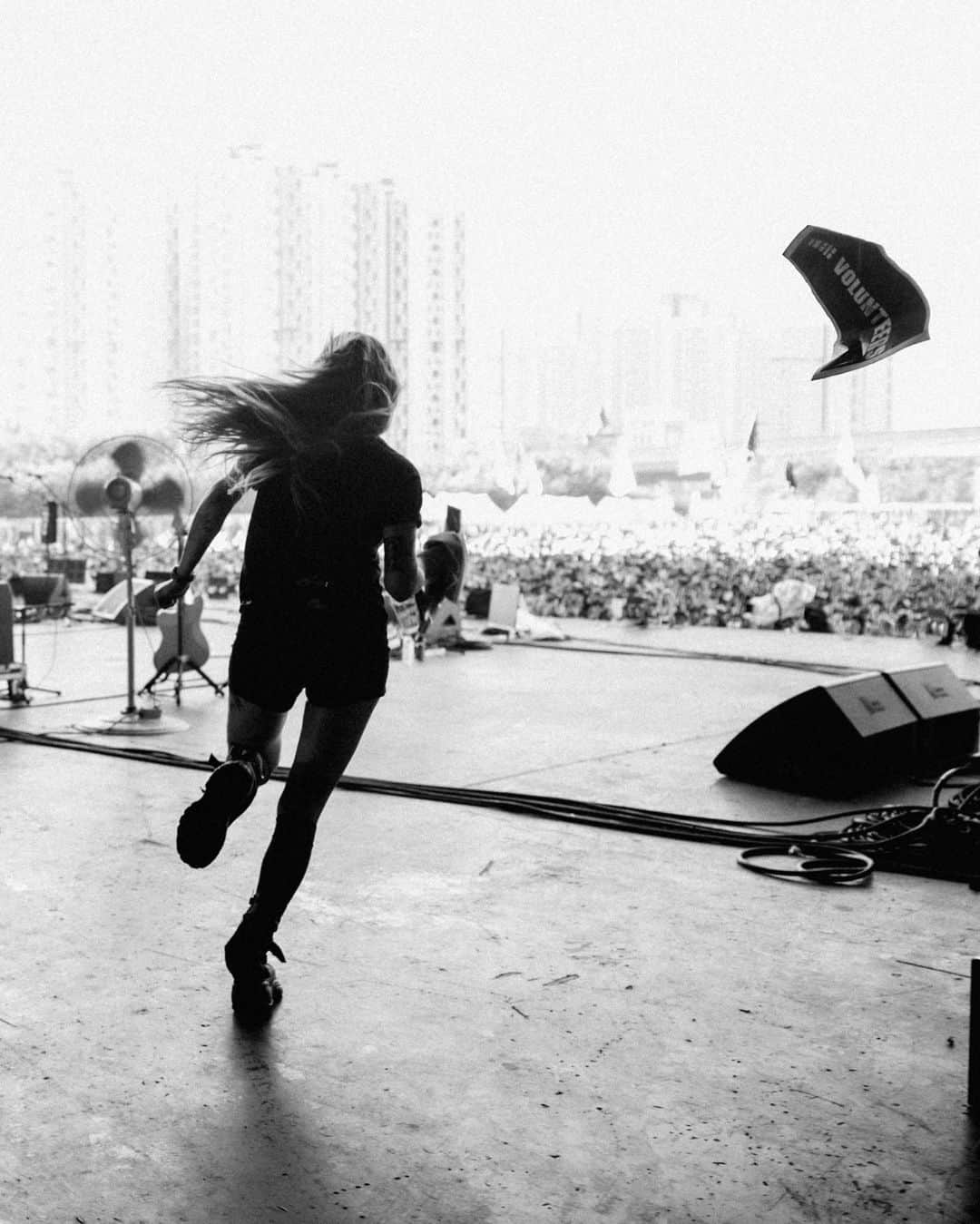 イェリンのインスタグラム：「I could be whatever I want. with anyone. anytime    #thevolunteers #tvt   Thank you so much Eric🛹」