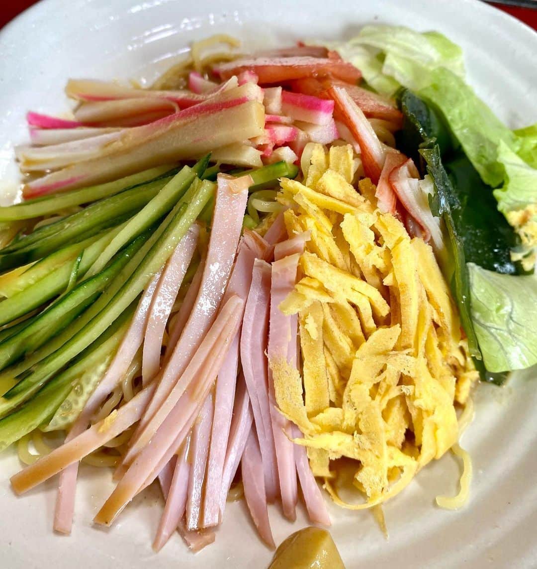 江口寿史のインスタグラム：「吉祥寺の老舗町中華の至宝「のぶちゃん」。「安くて旨い」が売りのこの店の中では一番高いメニュー、しかし正直そこまでではなかった冷やし中華が、近年ブラッシュアップしておいしくなった！らしい！という情報が複数入り、これはのぶちゃんラバーとしては食べないわけにはいかない。 前に一度食べて、これはもう頼むことはないなーと思ったのは何年前か。 噂どおり格段においしくなっていた。味の改良というより、ちゃんと誠意を込めて丁寧に作ってくれてるという印象。麺もキリリと冷えている。 「昼時のクソ忙しい時に冷やし中華クソ面倒くせえ」という気持ちがあからさまに盛り付けに、麺の処理に出てる店あるもんなあ。雑に作られた冷やし中華は気持ちが沈むんですよ。食べてて。 これだけの歴史を経て今なおおいしくしようと改良するのぶちゃんの気概が嬉しい。 そしてMI CAFETOのコーヒーフロートは思いのほか立派で驚いた。」