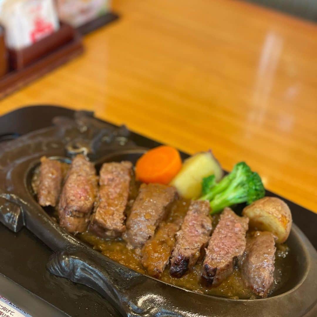 沢瀉美緒さんのインスタグラム写真 - (沢瀉美緒Instagram)「※ My first @sawayaka_shizuoka ✨ . Topical hamburg steak in Shizuoka pref. . はじめての【さわやか】に。 . よくよく常連さんの食べ方を見たら 半分は塩で。 そして、もう半分はソースで食べていた！ . 勉強になります📝 . 店内のステンドグラスが可愛くて 待っている間にすごろくになっている ランチョンマットを読み込んだり ファミリーレストラン👪な感じに ほっこりするお店でした🤭 . . #さわやか #げんこつハンバーグ #おにぎりハンバーグ #静岡 #静岡グルメ」8月5日 14時29分 - mio_omodaka