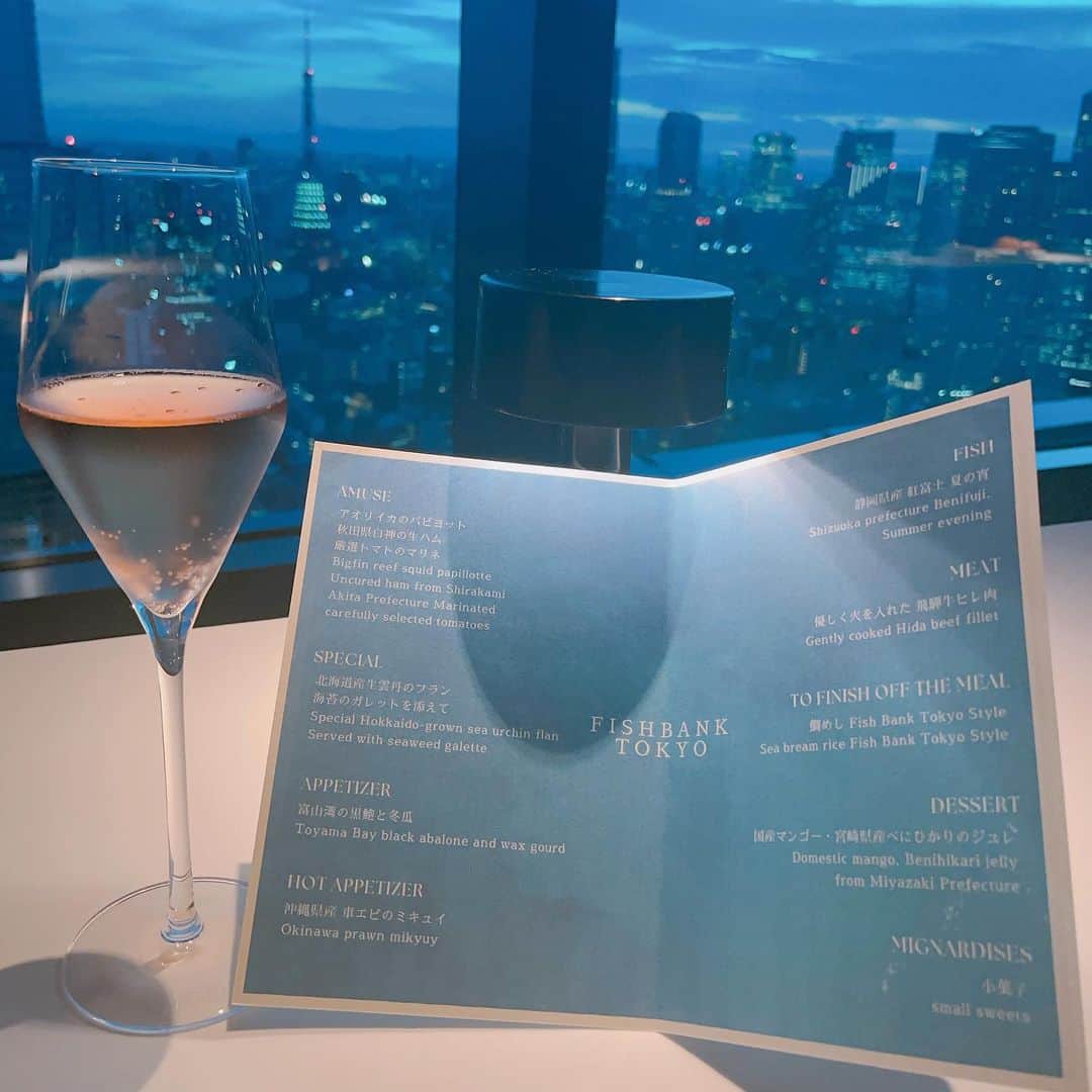 黒沢美怜さんのインスタグラム写真 - (黒沢美怜Instagram)「『Fish Bank Tokyo』  特別な空間で特別のお食事を楽しめる"とっておき"の天空フレンチ✨  お席の目の前には東京タワーを一望できる夜景が広がります🌃💫  この日は20周年特別コースを頂いたよ🍷✨  一つ一つが美しすぎる品々で目でも楽しめる内容💫  フィッシュバンクという名前の通り海鮮はどれも新鮮でぷりぷり🐟🦐  特にスペシャリテの生雲丹のフランは悶絶ものです🤤💕  いつもお肉よりお魚のメインに目が行きがちな私ですが、このコースのメインの飛騨牛には終始感動しっぱなしで飲む様に食べてしまいました😆💦  火入れが抜群でふわふわで程よくお肉感もあるのに臭みもなく、うすーくサシが入ってるから全然脂っぽくない😭✨  圧巻のお肉でした🐮💓  最後に待ち構えるデザートたちは本当にどれも可愛らしくて綺麗で、プリンセス気分に浸れちゃいます🤗💓  2度目の来訪なんですが本当にお腹も心も満たされました😢💕  日常から少し離れてとっておきの空間で特別な時間を過ごせる素敵なお店です😋✨  ◆◇◆ Fish Bank TOKYO 050-5868-5407 東京都港区東新橋1-5-2 汐留シティセンター 41F ◆◇◆  #fishbanktokyo #記念日デート #記念日ディナー #新橋ディナー #新橋グルメ #グルメ #グルメ巡り #フレンチディナー #フレンチ #東京グルメ #食べログ #food #foodpic #foodstagram #foodporn #foodphotography #foodie #gourmet #ごはん #ごはん記録 #🍚 #🍴#くろぐるめ」8月5日 14時47分 - kurosawamirei