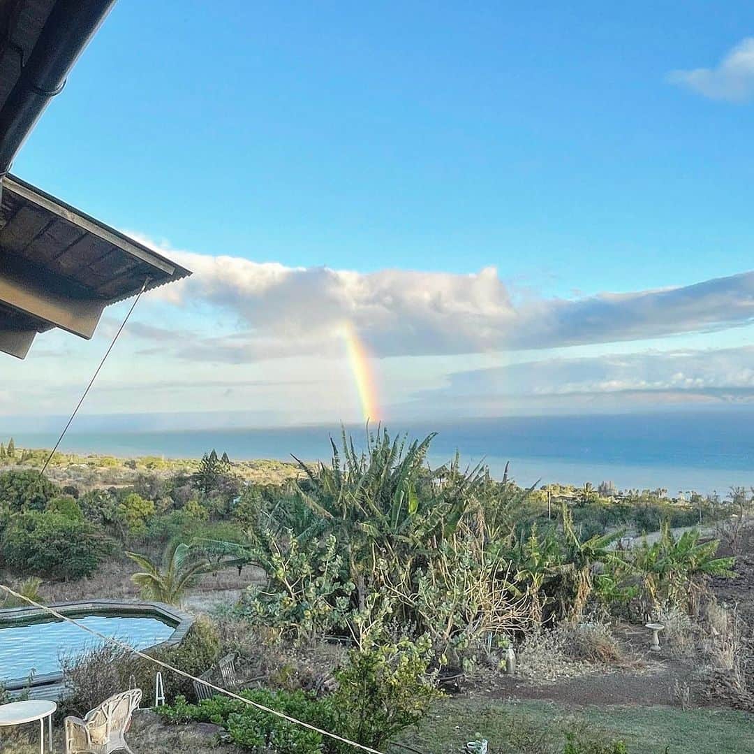 百瀬俊介のインスタグラム：「日本から3,984マイル 距離にして6,411km離れたモロカイ島に行ってきました。 目的は美弥子さんに会いに行く。 道に迷いながらなんとか辿り着きご自宅にお邪魔してしばらくすると虹の歓迎アーチ！ 神秘なモロカイ島、魅力が溢れるパワースポットです。  The miracle of the rainbow welcomed me.」