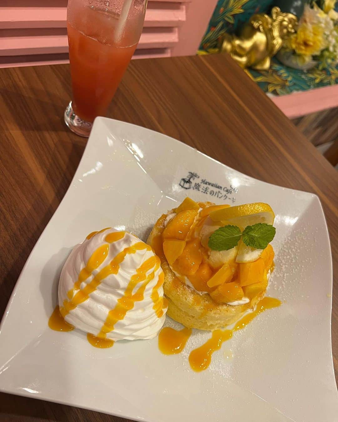 神谷麻美さんのインスタグラム写真 - (神谷麻美Instagram)「#魔法のパンケーキ でプレミアムパンケーキトロピカルゴロゴロマンゴー 食べたよんっ💖🥞🥭💖✨️  ふわふわのパンケーキの上に、アイスクリームとアップルマンゴーをゴロゴロ乗ってて、 芳醇なアップルマンゴーとマンゴーソースの甘くて、南国の味がして、 美味しかったぁ🥰💖🌴🥭💖✨️  #パンケーキ食べたい っ 🥰💖🥞💖✨️  PR @mpk.shinbashi  #パンケーキ好きな人とつながりたい #ハワイアンパンケーキ #新橋スイーツ #新橋カフェ #新橋グルメ」8月5日 14時52分 - asamice428