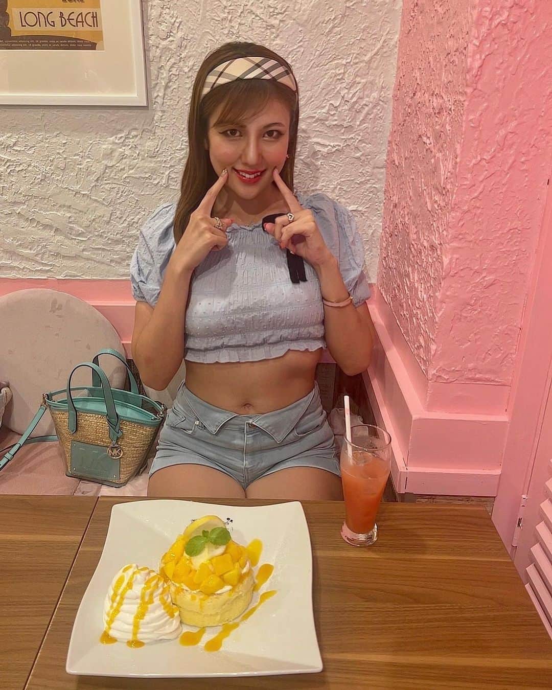 神谷麻美さんのインスタグラム写真 - (神谷麻美Instagram)「#魔法のパンケーキ でプレミアムパンケーキトロピカルゴロゴロマンゴー 食べたよんっ💖🥞🥭💖✨️  ふわふわのパンケーキの上に、アイスクリームとアップルマンゴーをゴロゴロ乗ってて、 芳醇なアップルマンゴーとマンゴーソースの甘くて、南国の味がして、 美味しかったぁ🥰💖🌴🥭💖✨️  #パンケーキ食べたい っ 🥰💖🥞💖✨️  PR @mpk.shinbashi  #パンケーキ好きな人とつながりたい #ハワイアンパンケーキ #新橋スイーツ #新橋カフェ #新橋グルメ」8月5日 14時52分 - asamice428