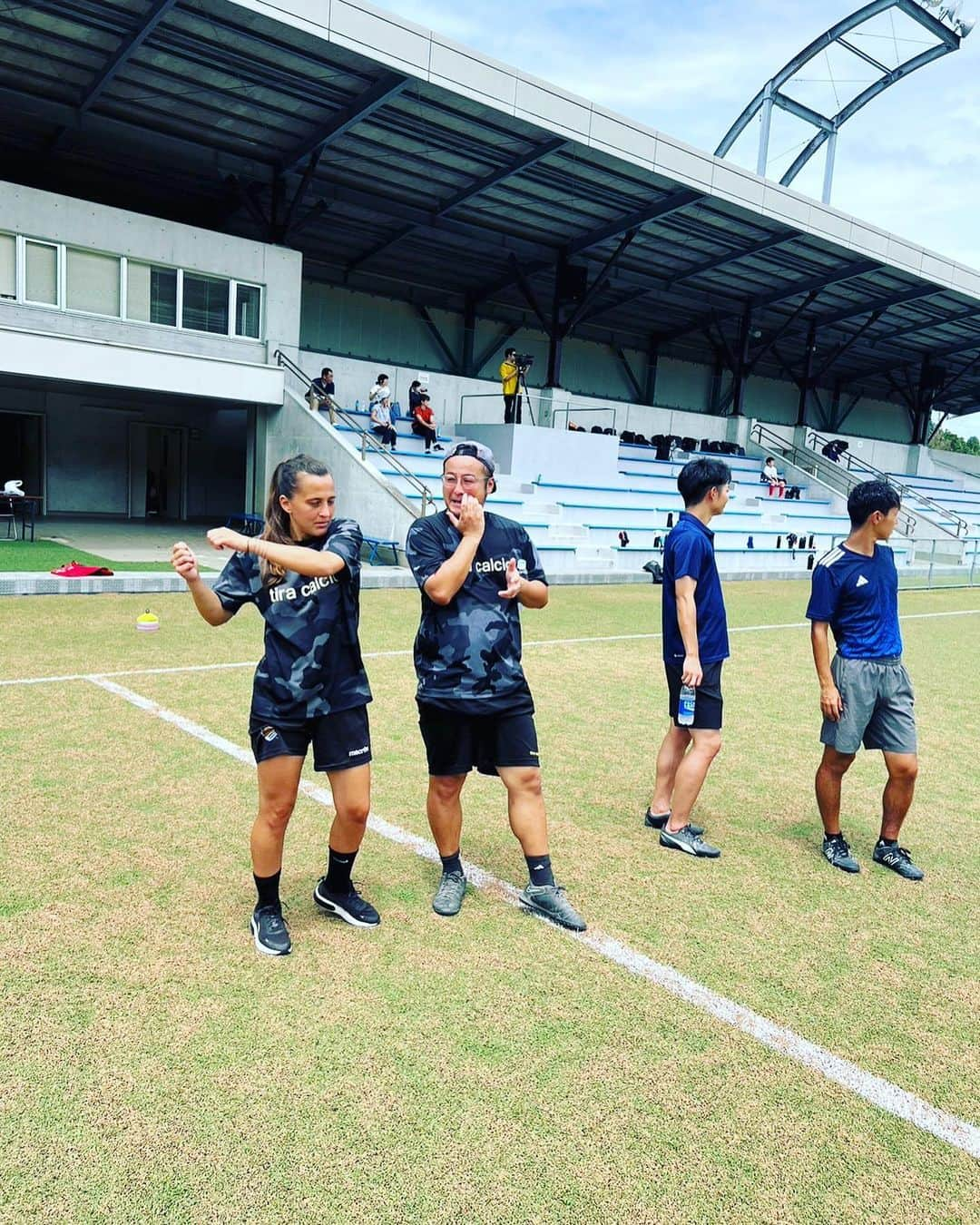 石山大輔さんのインスタグラム写真 - (石山大輔Instagram)「サッカーコーチとして活動して来ました⚽️  #ラリーガ  #laliga  アンバサダーでもあるサッカーコーチ　エンシーナスを迎えたトレーニングセッションin 愛媛でございました。　 スペインから日本の！　しかも愛媛という遠い地まではるばるグラシアス。  スペイン語が何となくポルトガル語と似ている事と、エンシーナスが英語も話せたことでトレーニングメニューもほぼ理解出来ました！ メニューも豊富で、特に女子サッカーをコーチしてたこともあってか女性同士ならではのキャッキャとする場面も見られ子供達も素敵な想い出になったような気がします。  #tiracalcio としてまだまだこういったプロデュース業も広がりを迎えそうです。 ただ、ひたすらに暑かったのでコーチ自身の体力作りも必要！ダンソン踊ってるだけで疲れてる場合じゃないんです（笑）  PSGのコーチやスペイン人のコーチと接することで、自分の見聞もサッカー観もこの歳になって広がりがありとても為になります。  共通して、海外コーチからよく言われていることは『日本人はSHY』だということ。そして、サッカーに対してのパッションの低さ。※つまりこれが強度やボールへの執着心に繋がる※  初めての環境に適応するまで時間がかかったり、思い切って発言したりすることが少なく、自分というものを表現する力が低いということです。  恥ずかしさといったら簡単ですが、短い時間で自分はどんな人間なのかを説明できる力というのは海外においては非常に重要だなと痛感します。  海外のコーチが短時間で教えに来ているのにモジモジしている時間が多いのが僕は凄く勿体無いと思っています。  ベタですがYES or NO とにかく返答してそこから考えれば良いのですが、心のうちに自分の意見を閉まって黙り込んでしまう。思春期の子のコーチングの難しさも感じてはいますが、やはりそこで一皮向けてる選手はプロに近いのだろうと思います。  それが日本によっては「でしゃばり」や「アイツは普通じゃない」「イタい」という言葉で抑制されている気がします。 指示を待ってから動くのは誰でも出来る。もっと自分の意見や考えを伝えたり、自分で積極的に学ぶ姿勢がある子たちだけが伸びていく。 芸人にも近いところがありますが、自分はこんなキャラクターでこんな芸を持っているというのは大事なファクターであるということです。  吉本のマネージャーの引き継ぎで、『藤田さんは時間にしっかりしています。営業内容や交通手段の段取りをしっかり確認してください。石山さんは明るくてほぼ外国人です』とだけ言われた僕だからかもしれないですが。 人間はもっと初めから普通に喋ったらいいと思うし、その方が仲良くなるの早いんやからと思ってます。　それでウマが合わなくてもその日しか会わんかったりするから、極論、自分の人生にほぼ関係ないんです。大事にしたい人がいたら縁を大事に長続きする関係になればいいだけで。  しかし、どの歳になってもサッカーは楽しい。だからこそ、勝ち負けだけではなくて、子供たちにはいろんな国のサッカーに触れて欲しいし、楽しんで欲しいなと思います。  #ティラカル #自分のテンションにスペイン人が引いてることあり #通訳は本当に難しい #外大やのに通訳なろうとは全く思わんかった #ティーラカルチョ #ティラカル #サッカー芸人 #バンビーノとバレても知らんぷり #始めの全員が全員を伺ってる雰囲気 #あれ日本人って感じして笑ってまう #俺も日本人やけど #喋ったら同じ人間やて #だからこそ嫌われもしてきたけど #周りの悪口とか気にしてたらキリないわ #分からんかったらYES言うて笑っとくのも大事 #スマイルも足りないね #だから笑いは大事なの」8月5日 14時53分 - daisukecccc